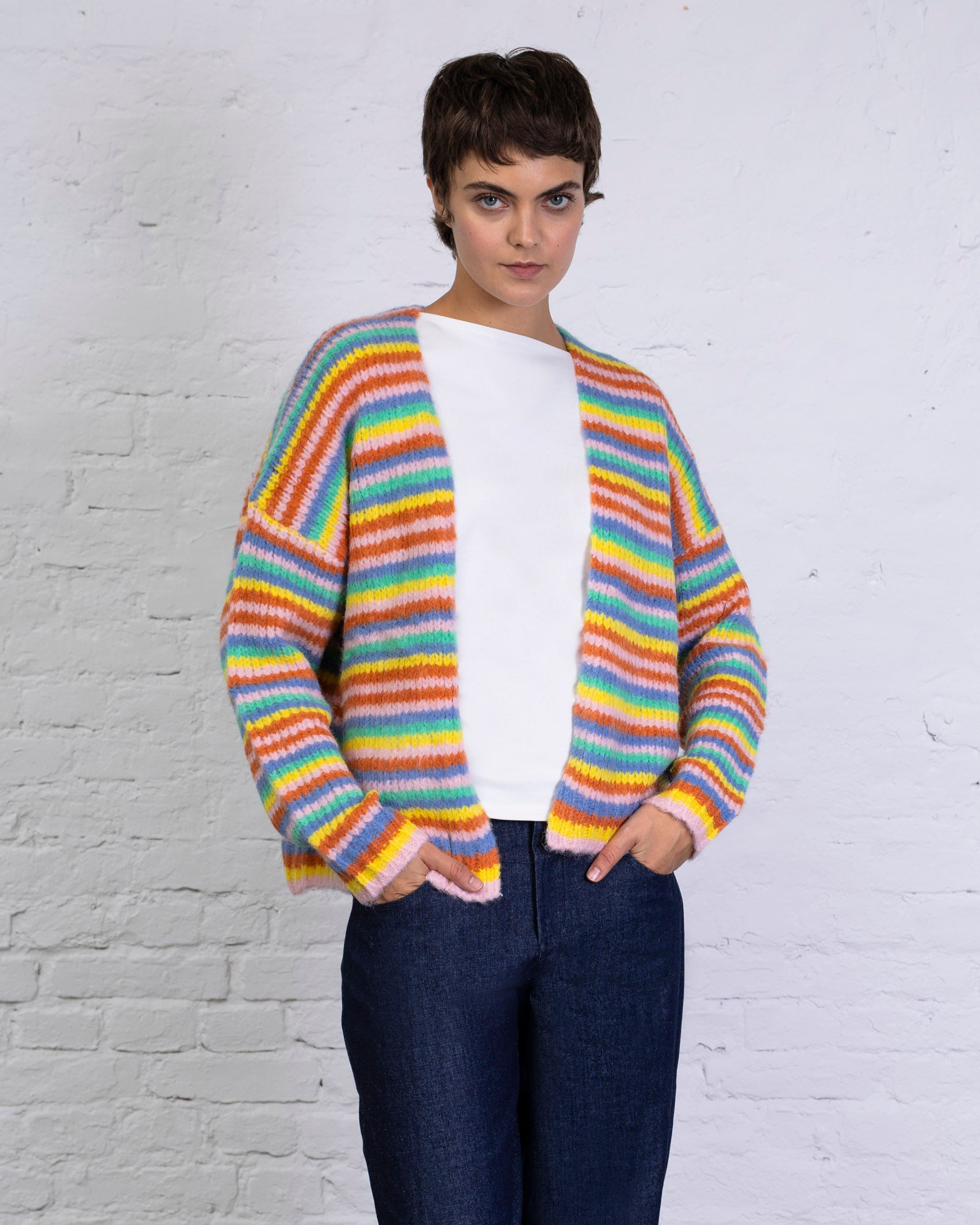 Strickjacke in Regenbogenfarben