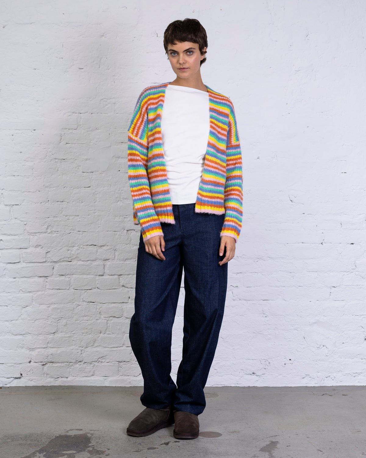 Strickjacke in Regenbogenfarben