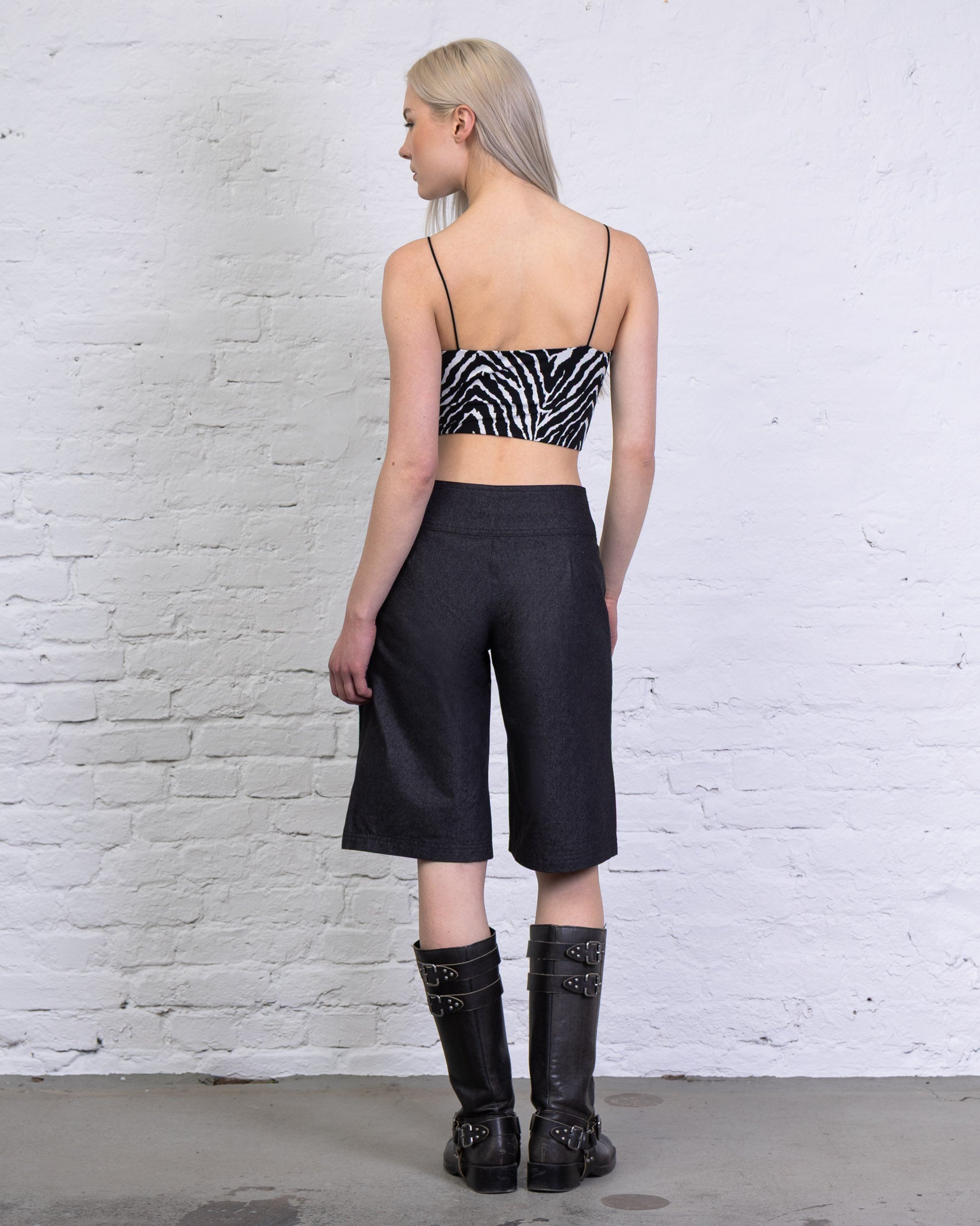 Basic Top mit tiefem Rückenausschnitt mit Zebraprint