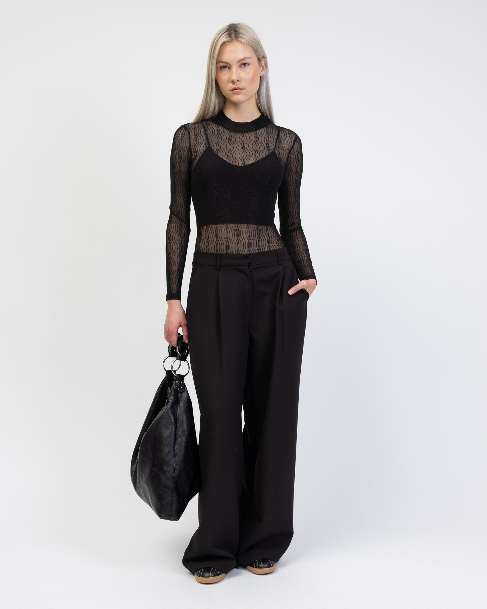 Transparenter Body mit Wellenmuster