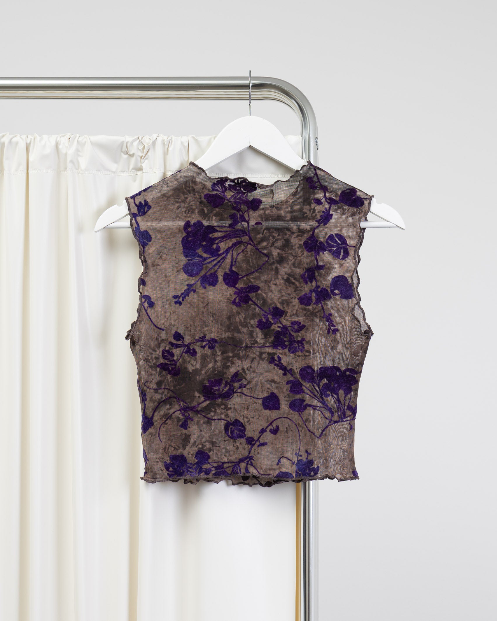 Mesh Top mit samtigen Blumenprint