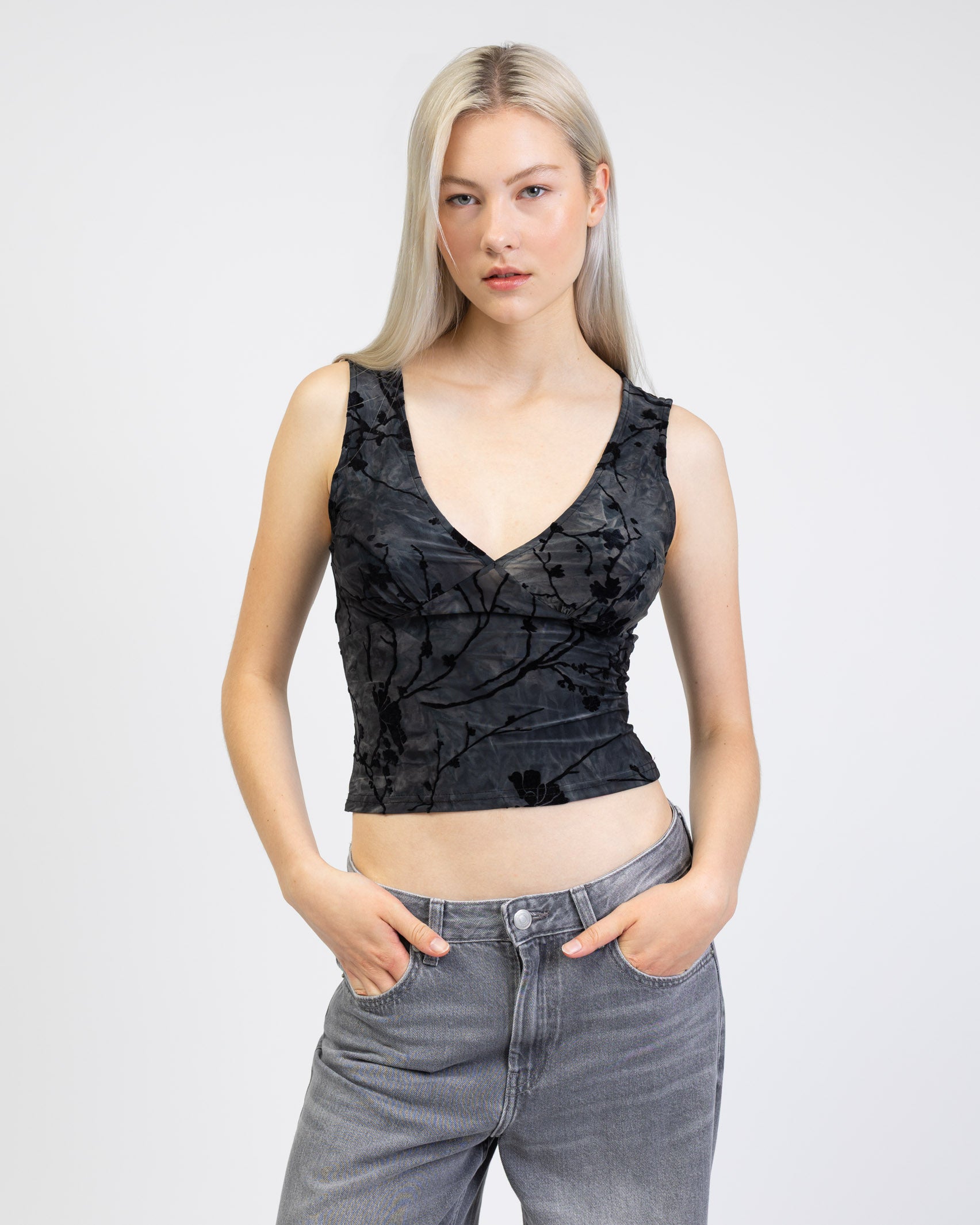 V-Neck Top mit Blumenprint aus Samt