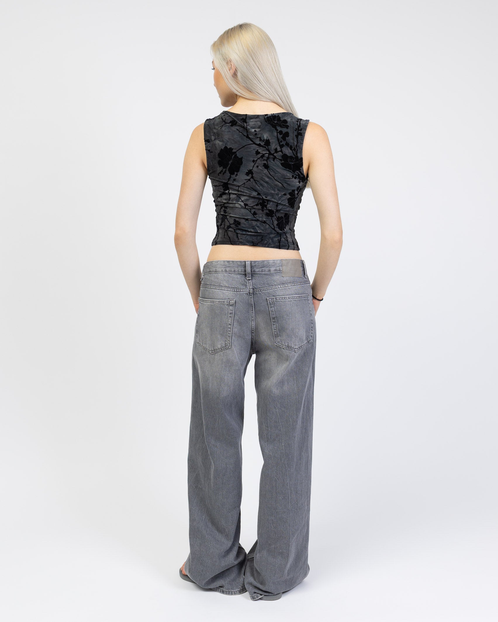 V-Neck Top mit Blumenprint aus Samt