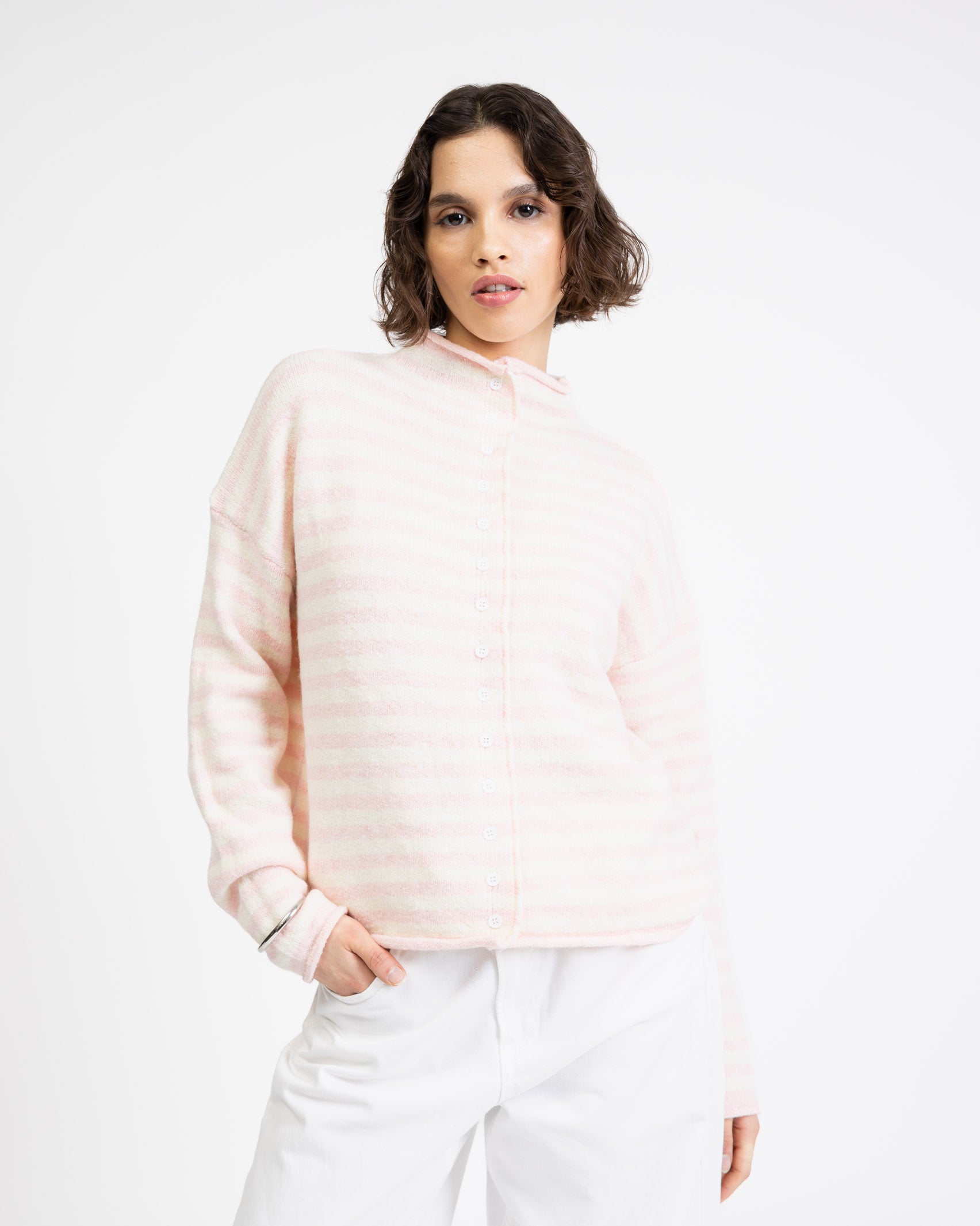 Weite gestreifte Strickjacke