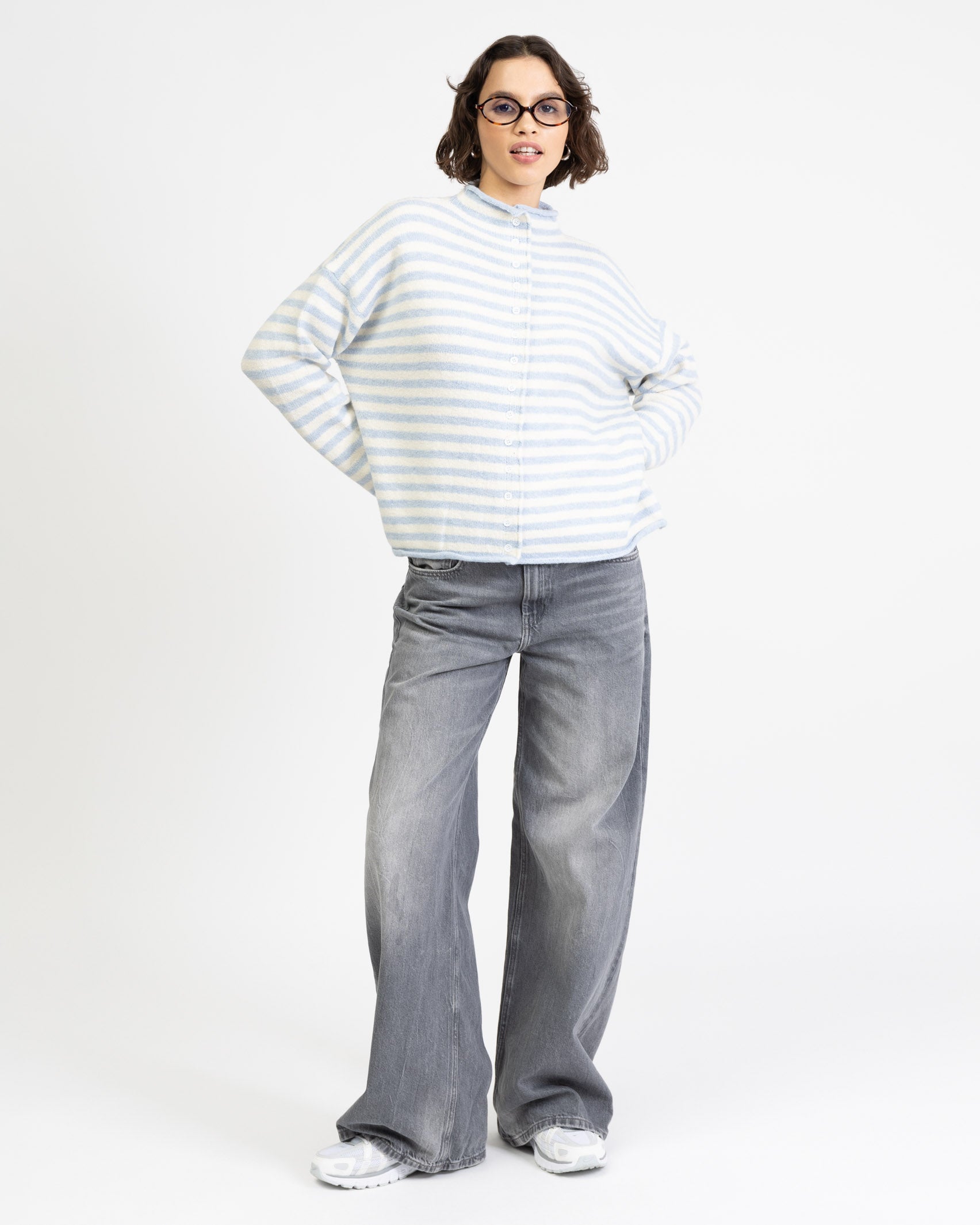 Weite gestreifte Strickjacke