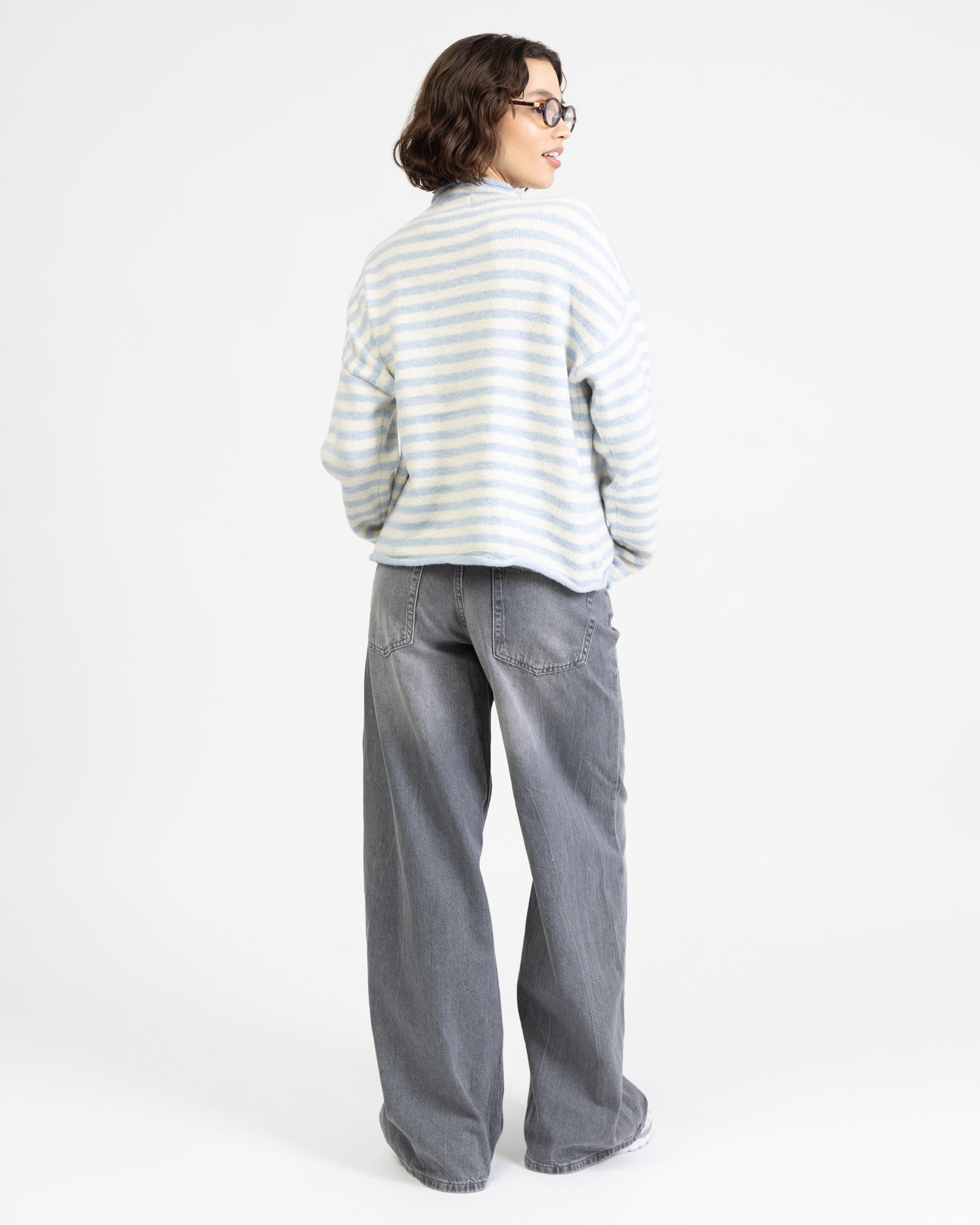 Weite gestreifte Strickjacke