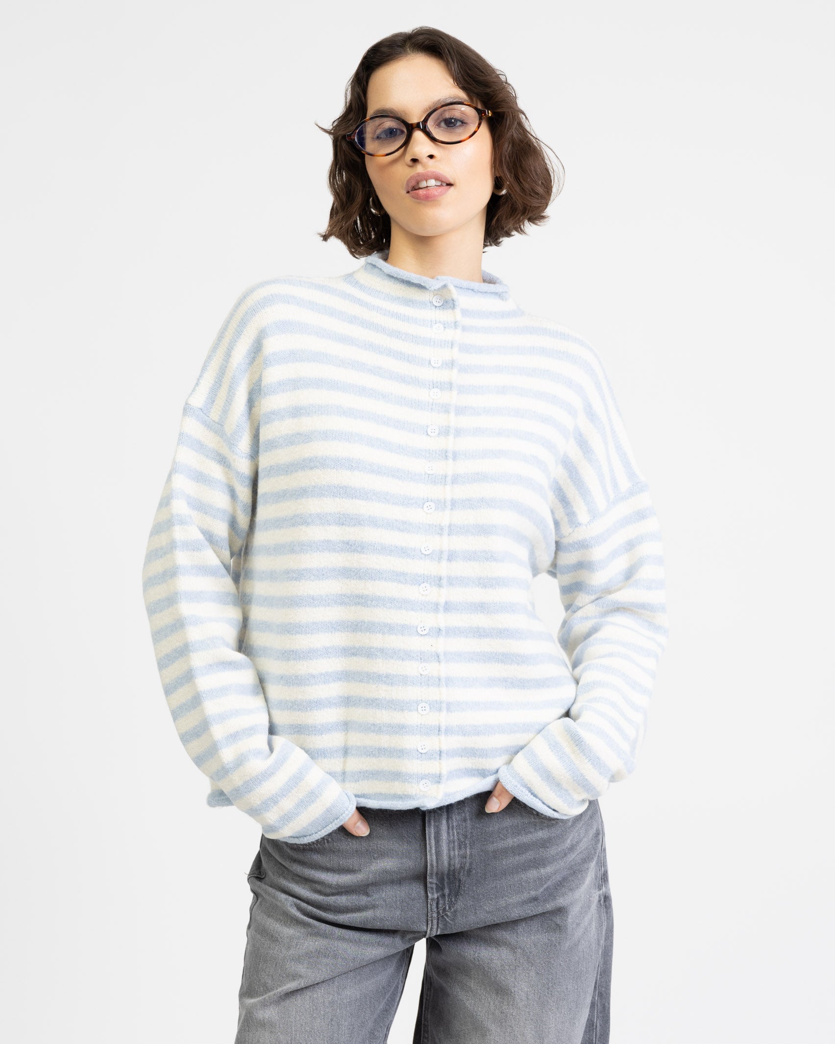 Weite gestreifte Strickjacke