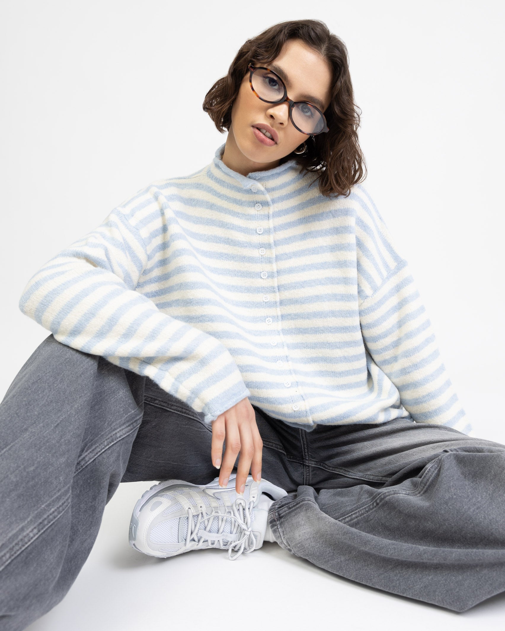 Weite gestreifte Strickjacke