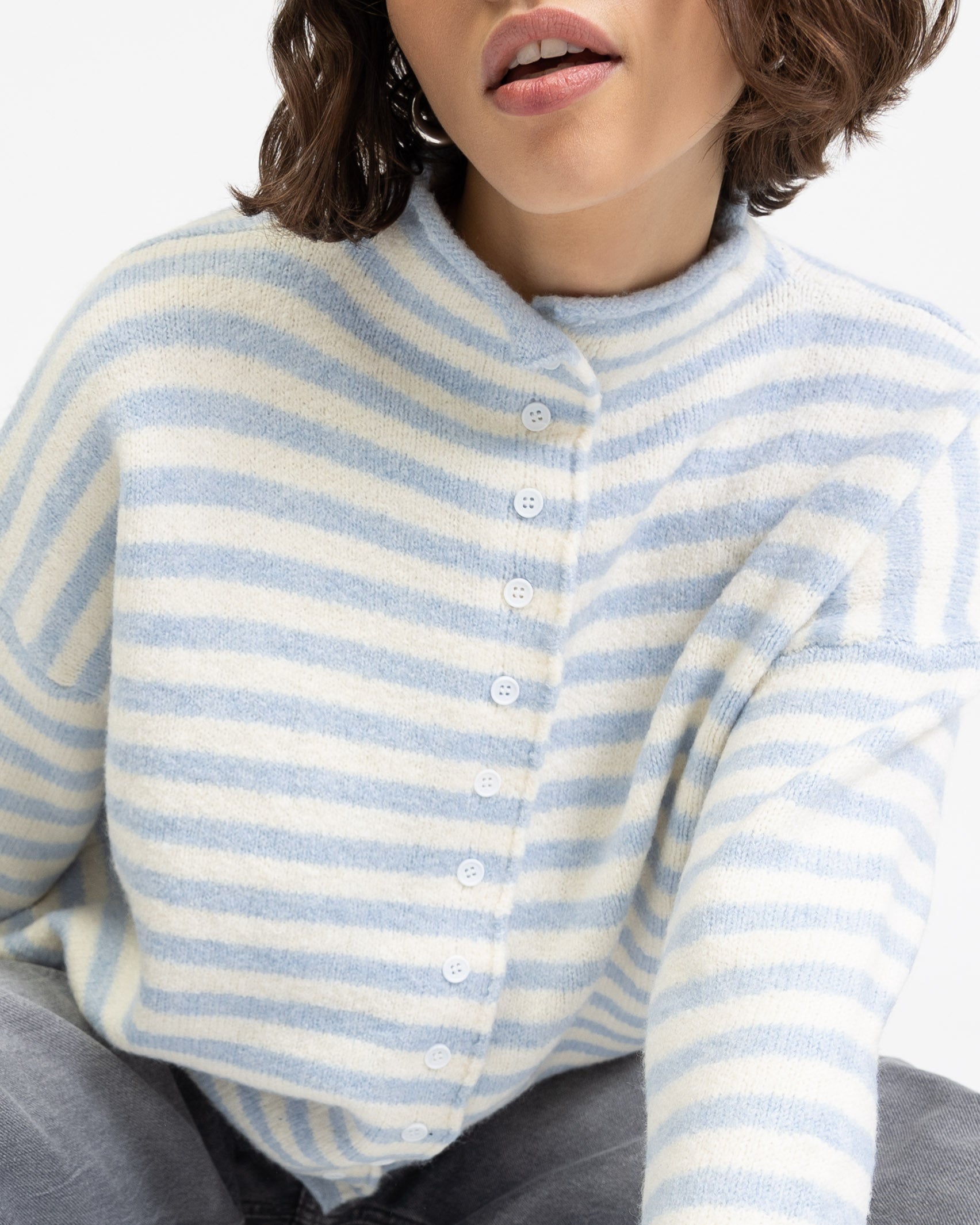 Weite gestreifte Strickjacke