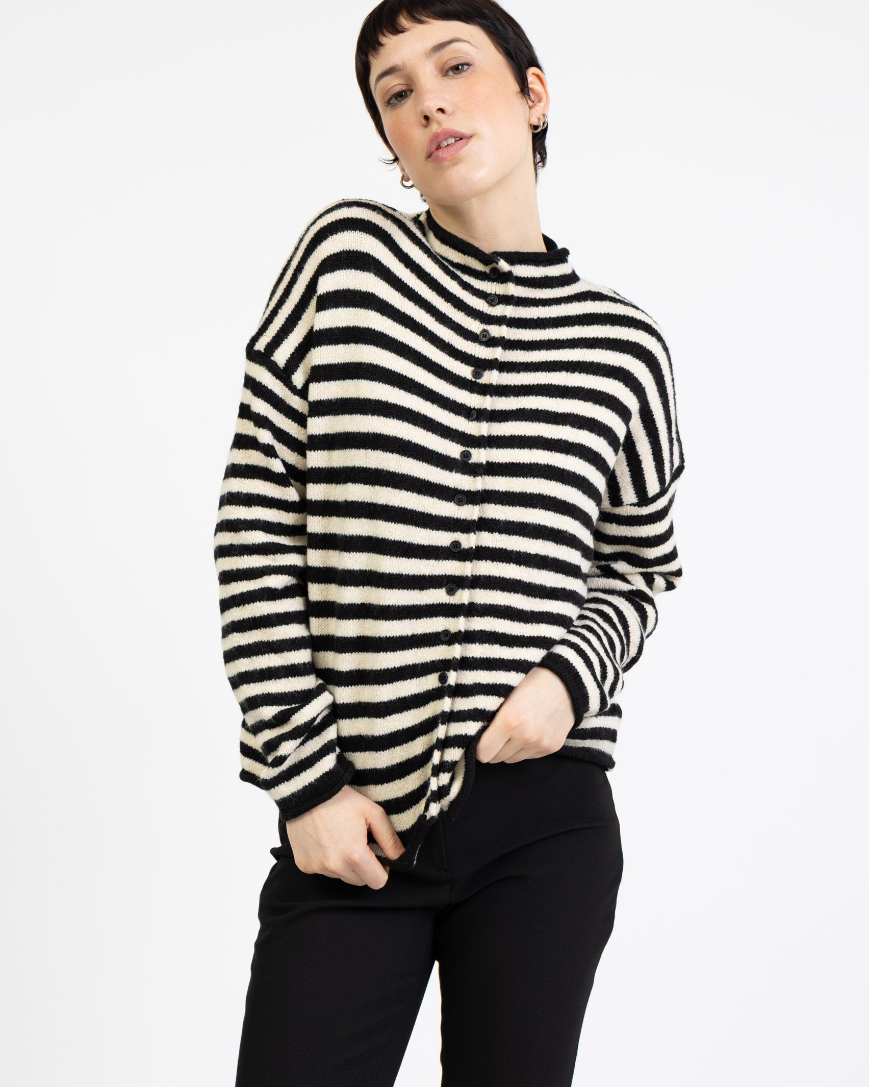 Weite gestreifte Strickjacke