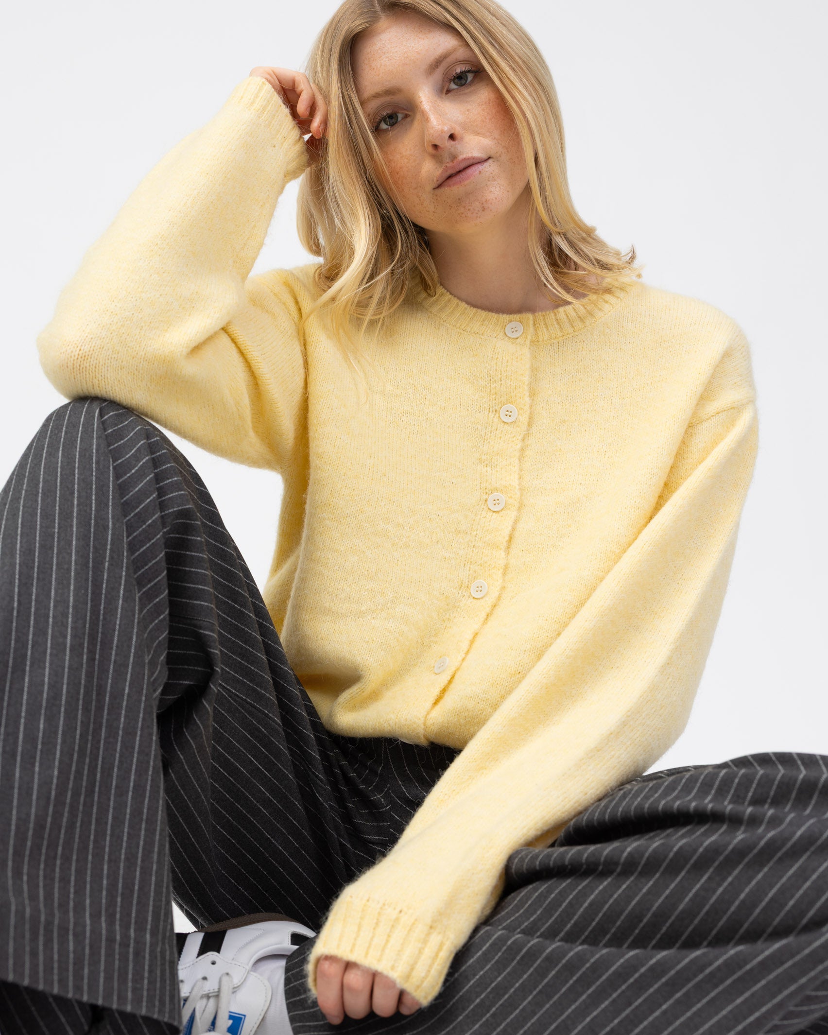 Strickjacke mit Rundhalsausschnitt sitzend