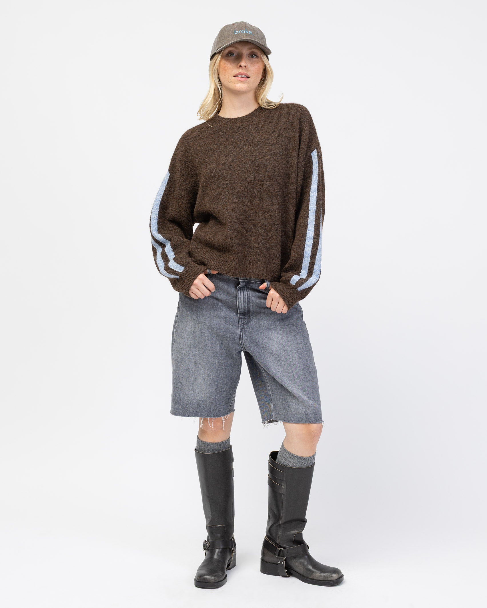 Strickpullover mit Streifendetails in Kombination mit Shorts und Boots