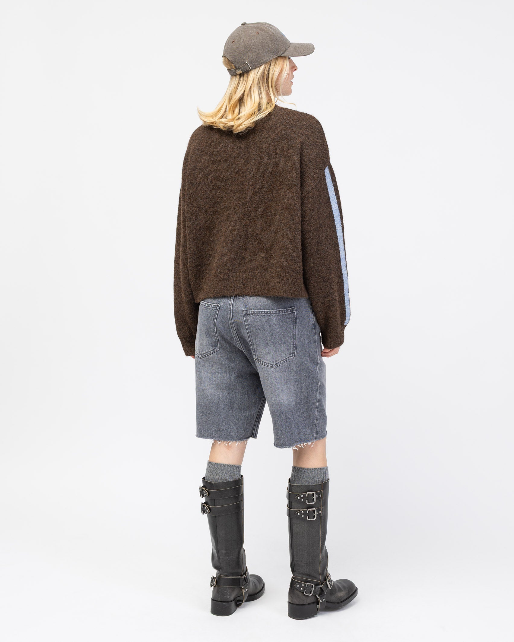 Strickpullover mit Streifendetails von hinten