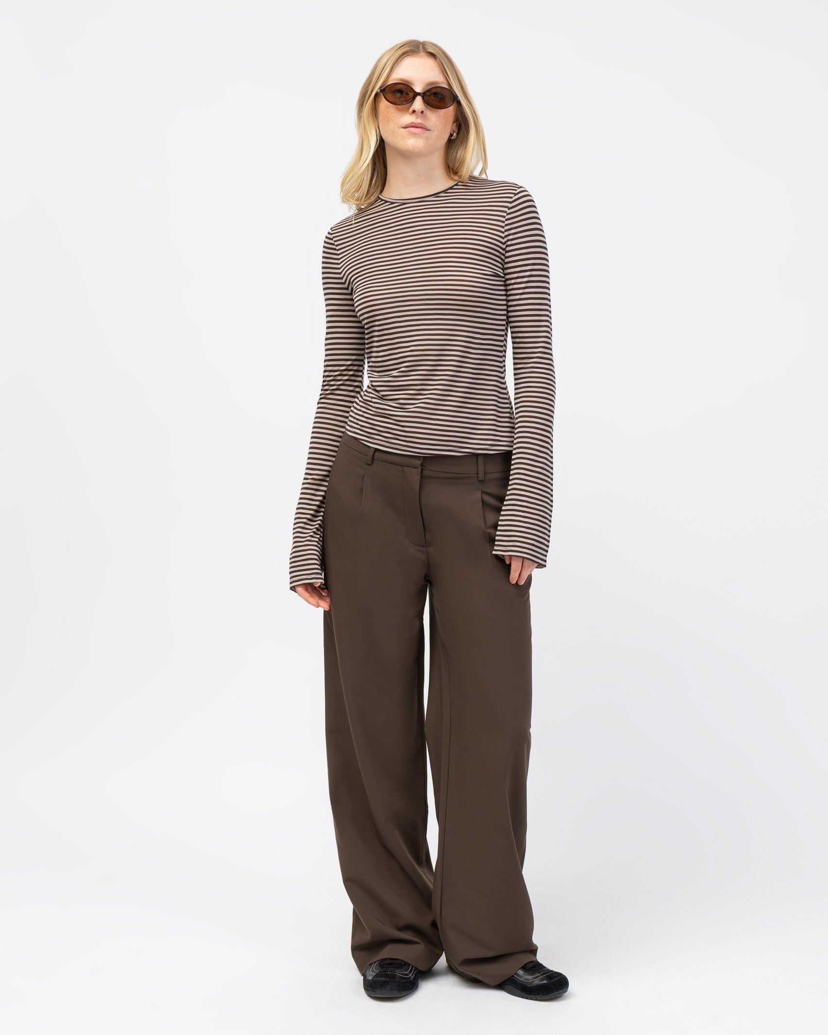 Gestreiftes Langarmshirt von vorne mit brauner Hose kombiniert