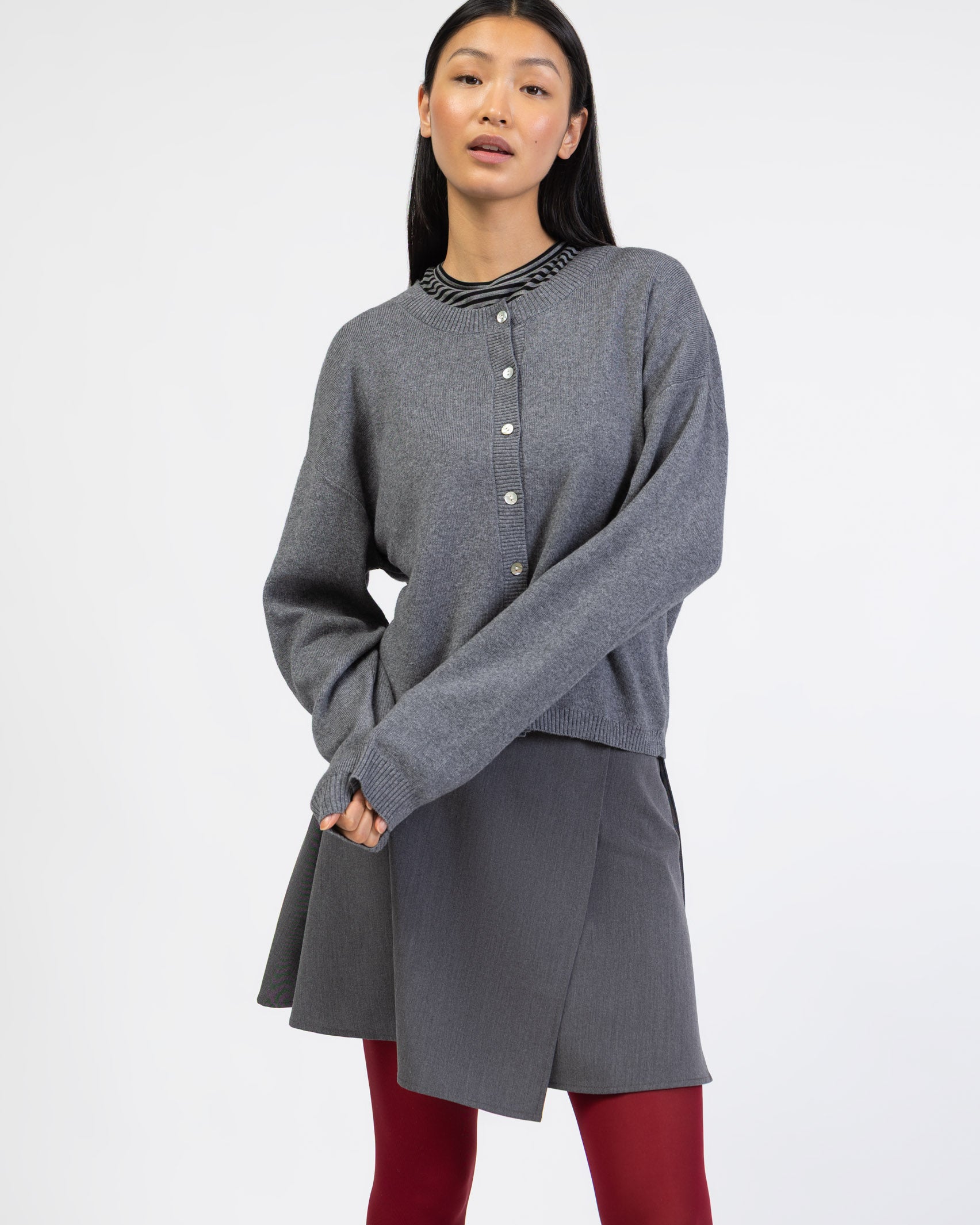 Klassische Strickjacke mit Rundhalsausschnitt von vorne