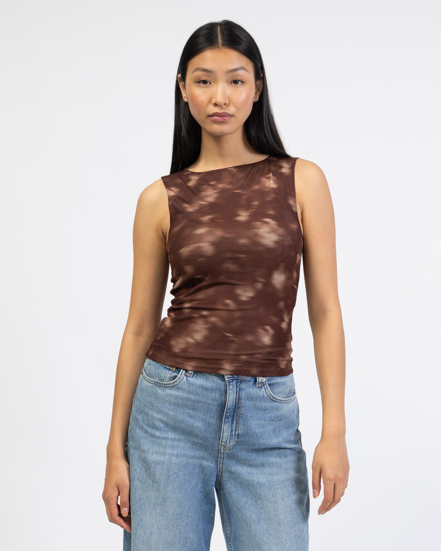 Mesh Top mit abstrakten Muster von vorne