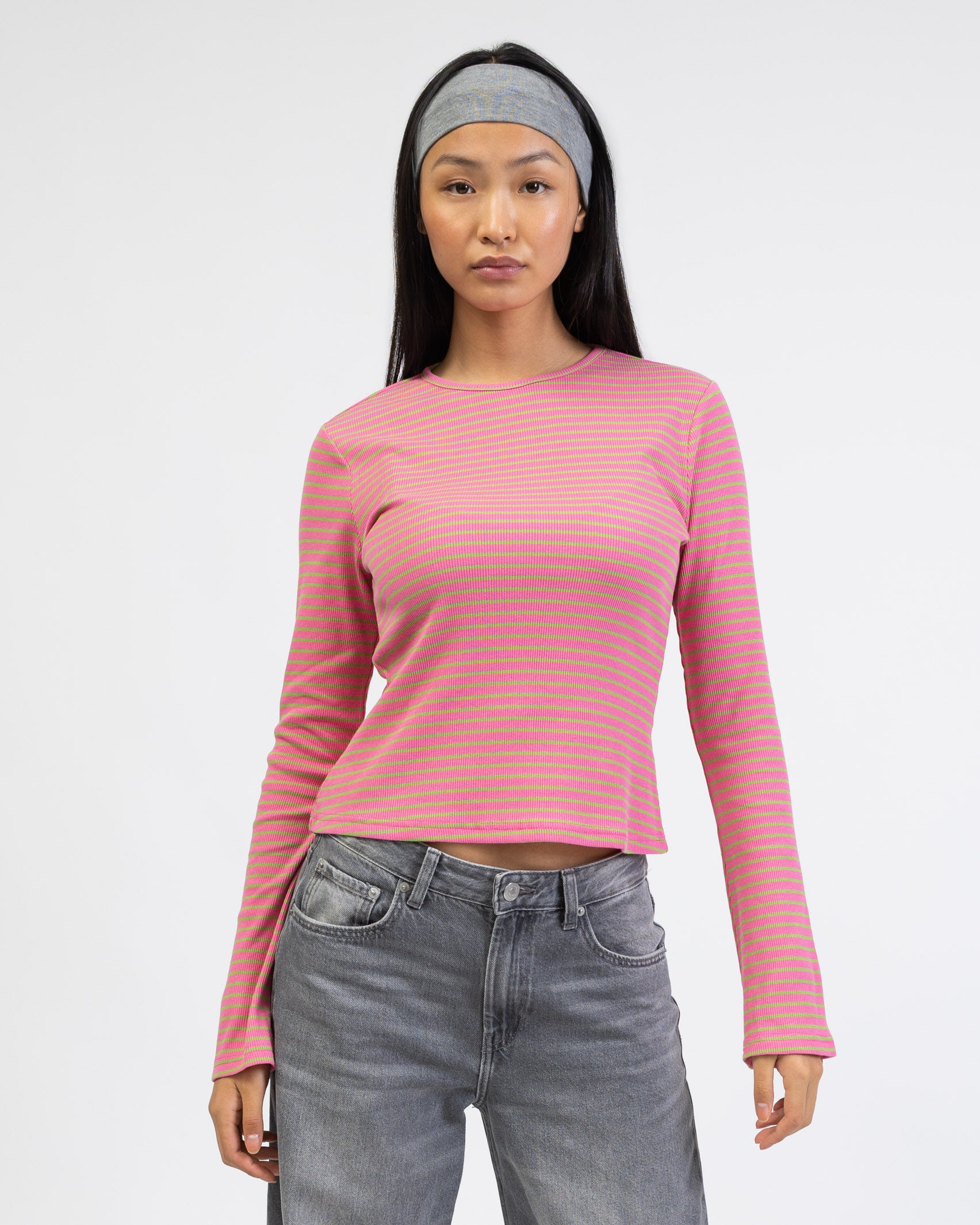 Buntes Langarmshirt mit Rundhalsauschnitt von vorne
