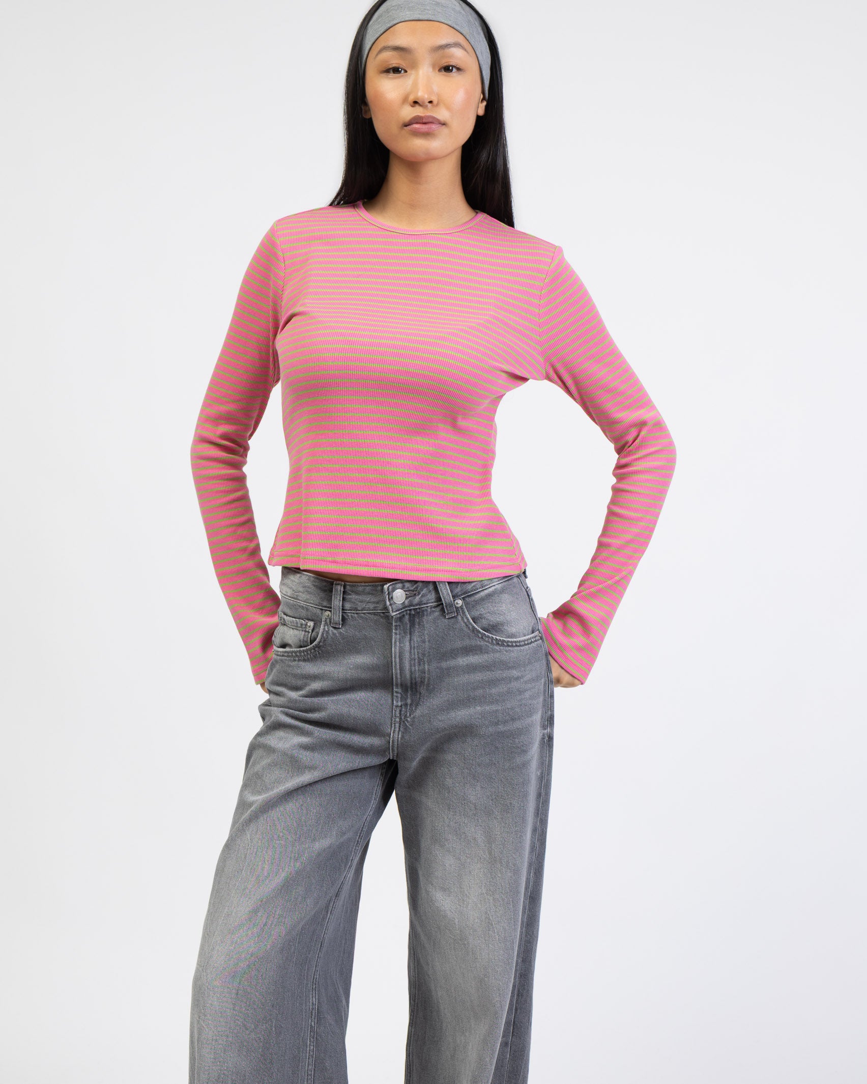 Buntes Langarmshirt mit Rundhalsauschnitt von vorne
