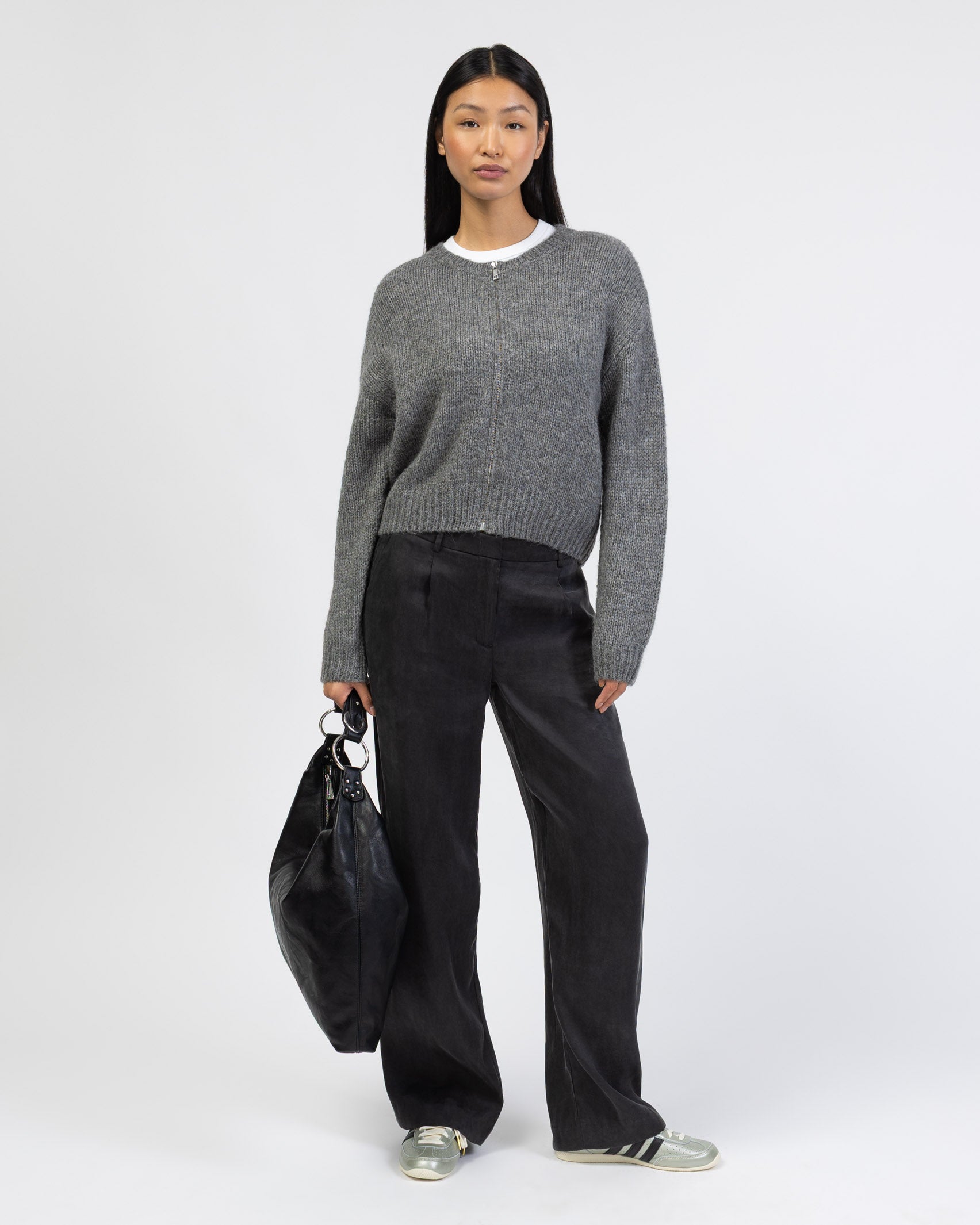 Einfarbige Strickjacke kombiniert mit lockerer Hose