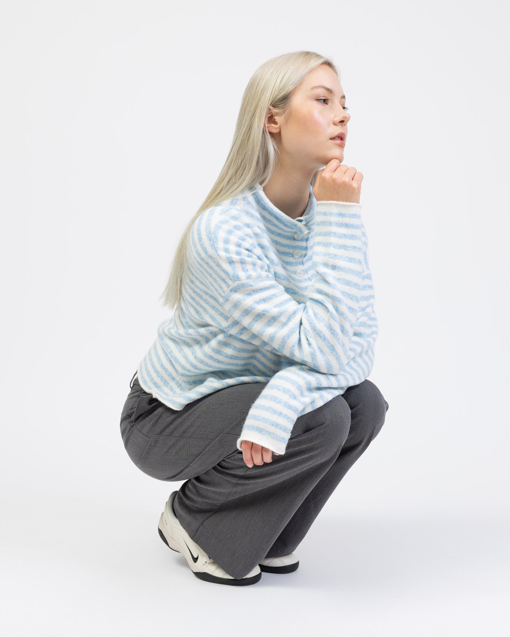 Gestreifte Strickjacke mit Stehkragen sitzend