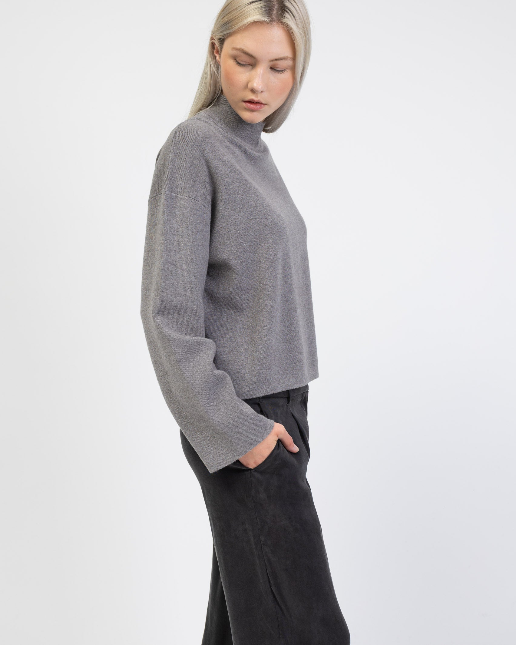 Weicher Pullover mit Stehkragen seitlich