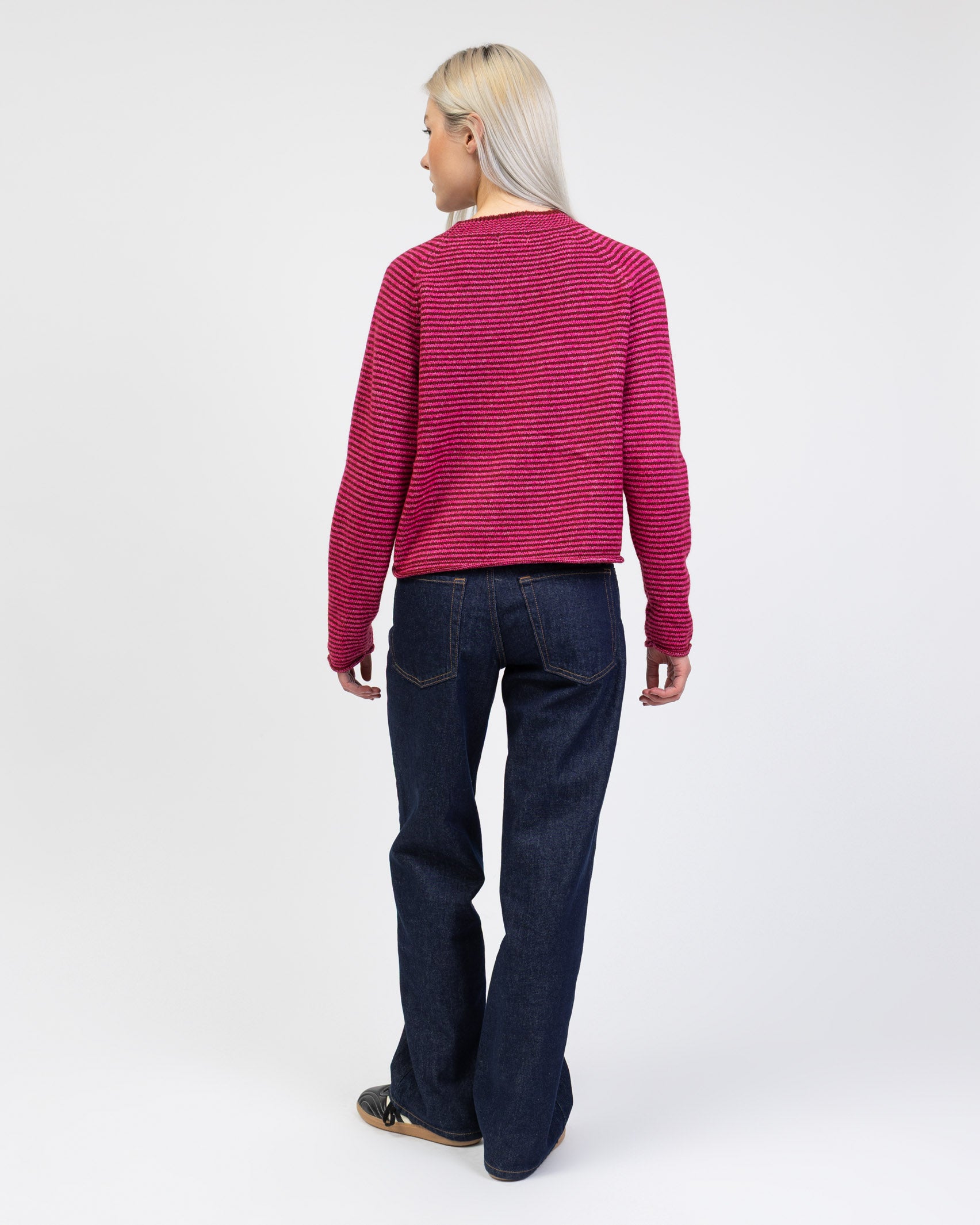 Gestreifter Strickpullover von hinten