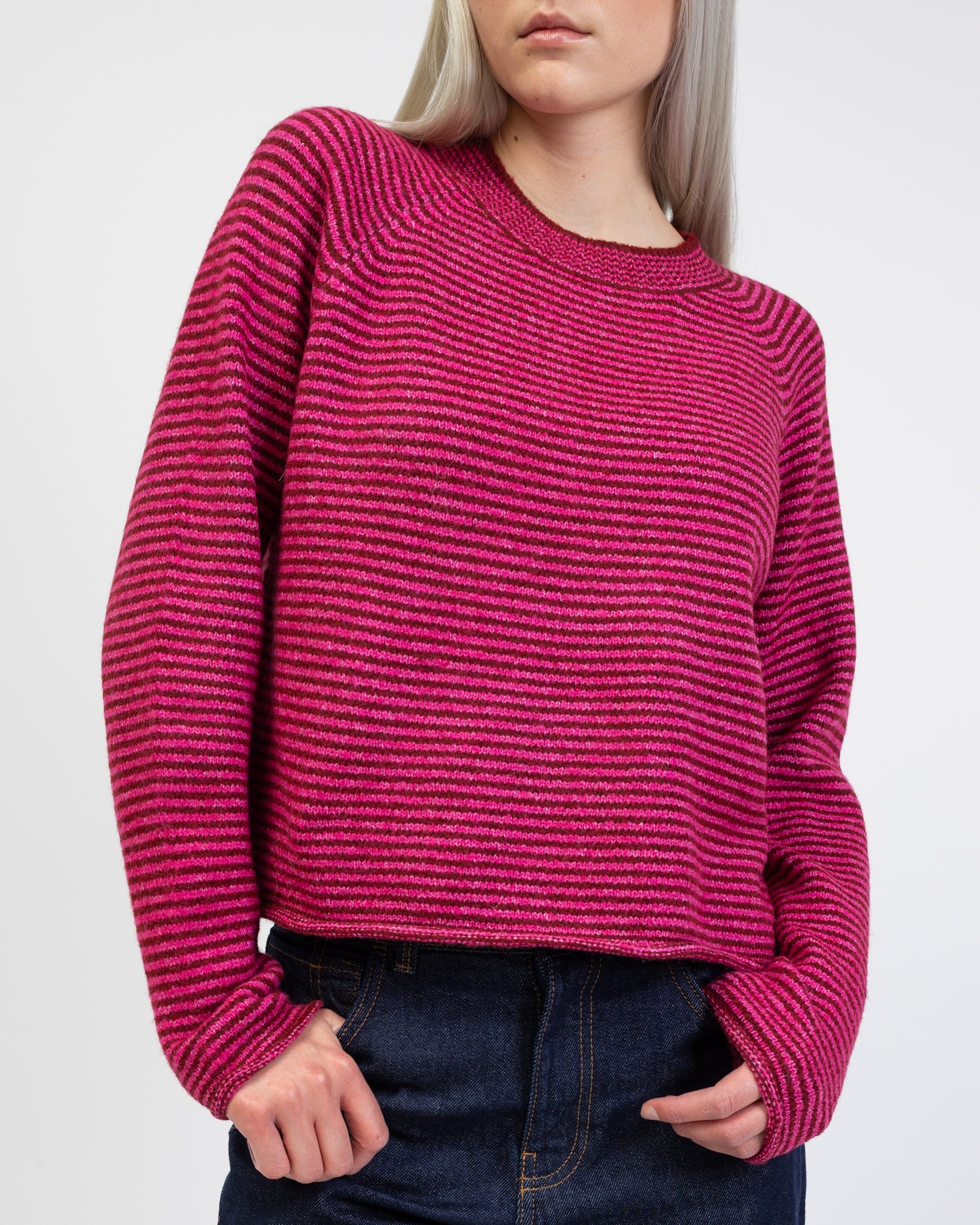 Gestreifter Strickpullover im Detail
