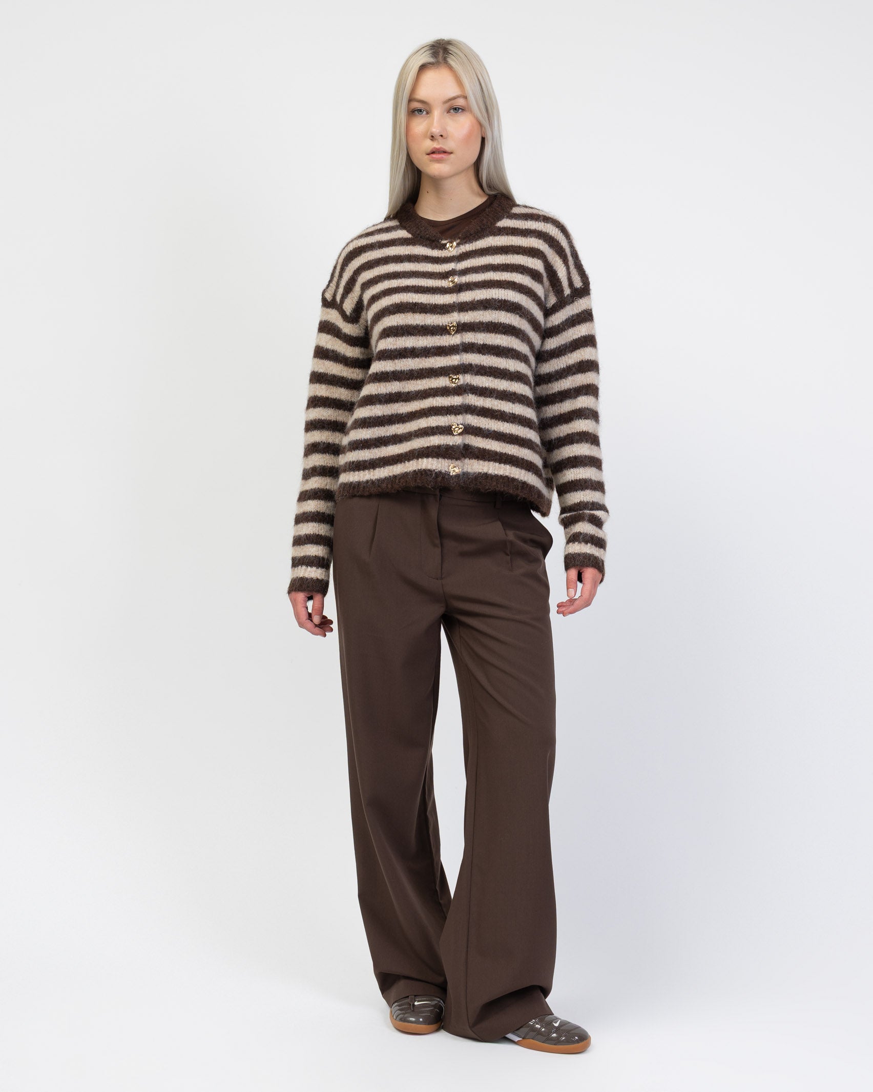Strickjacke mit Heart Buttons kombinert mit brauner Hose