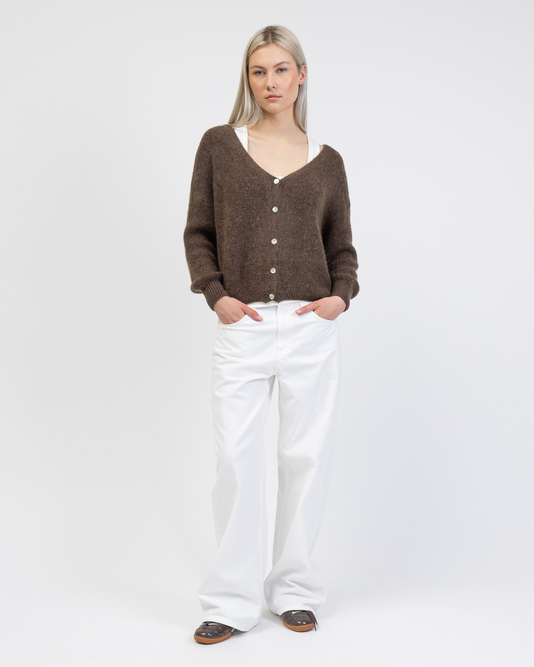 Strickjacke mit V-Ausschnitt kombiniert mit Jeans