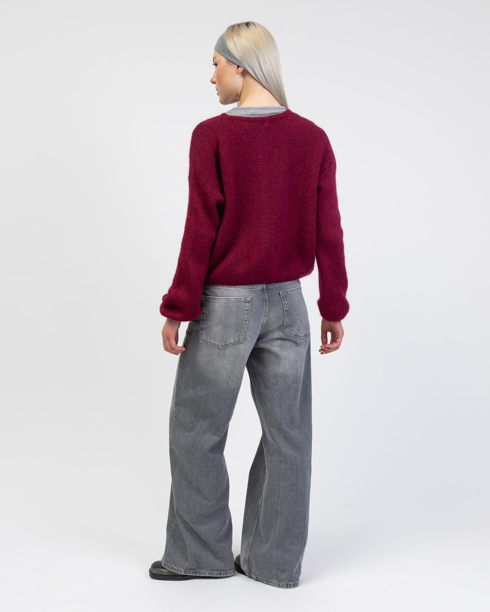 Weiche einfarbige Strickjacke von hinten