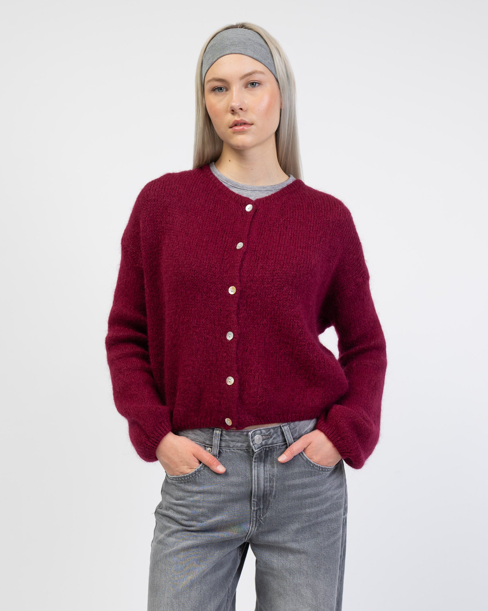 Weiche einfarbige Strickjacke von vorne