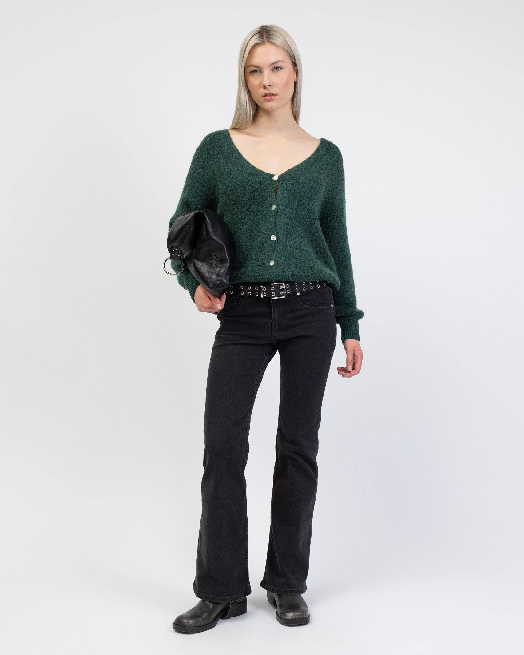 Strickjacke mit V-Ausschnitt kombiniert mit Jeans