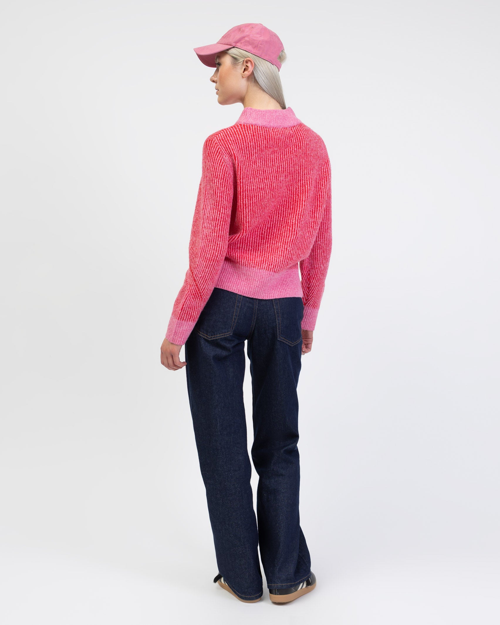Gestreifter Pullover mit abgesetzten Farben von hinten