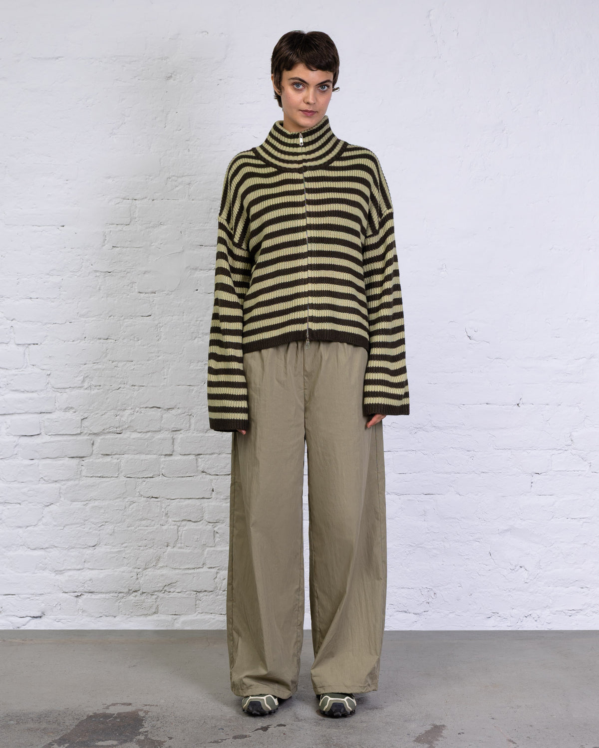 Gestreifte Strickjacke mit weiten Ärmeln