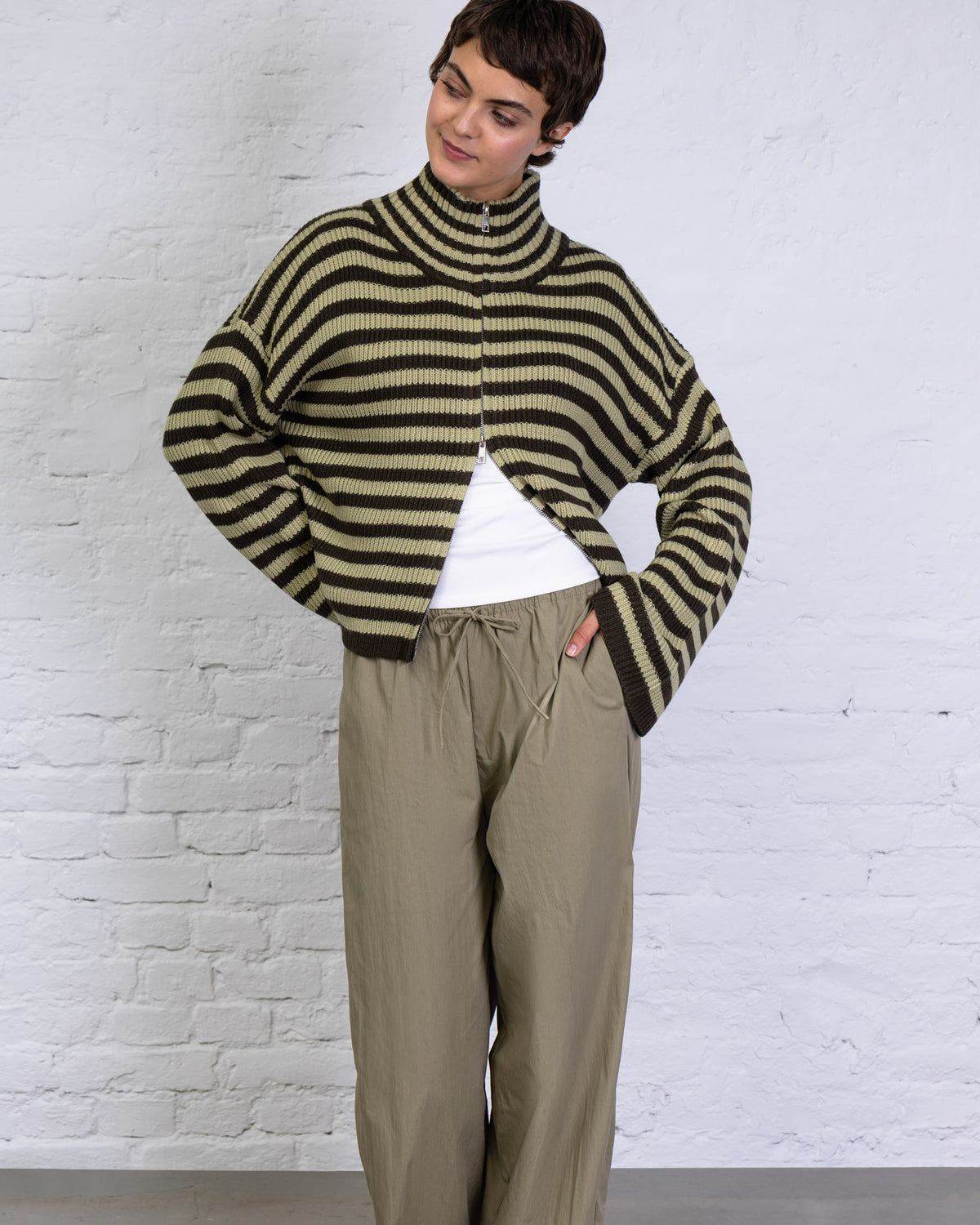 Gestreifte Strickjacke mit weiten Ärmeln