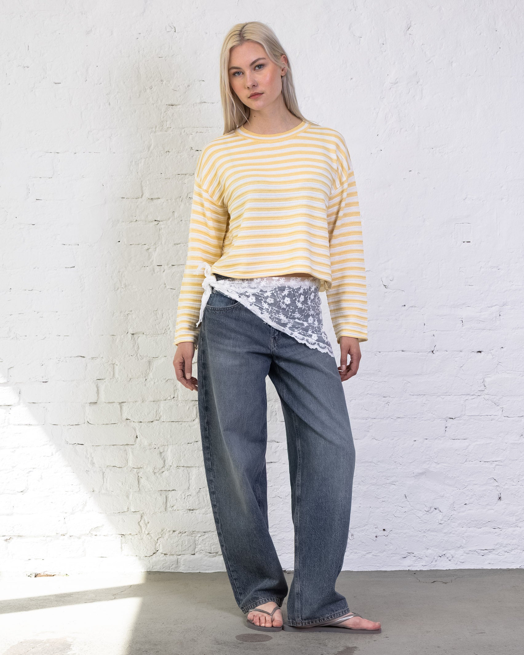 Pullover mit gelb weißen Streifen