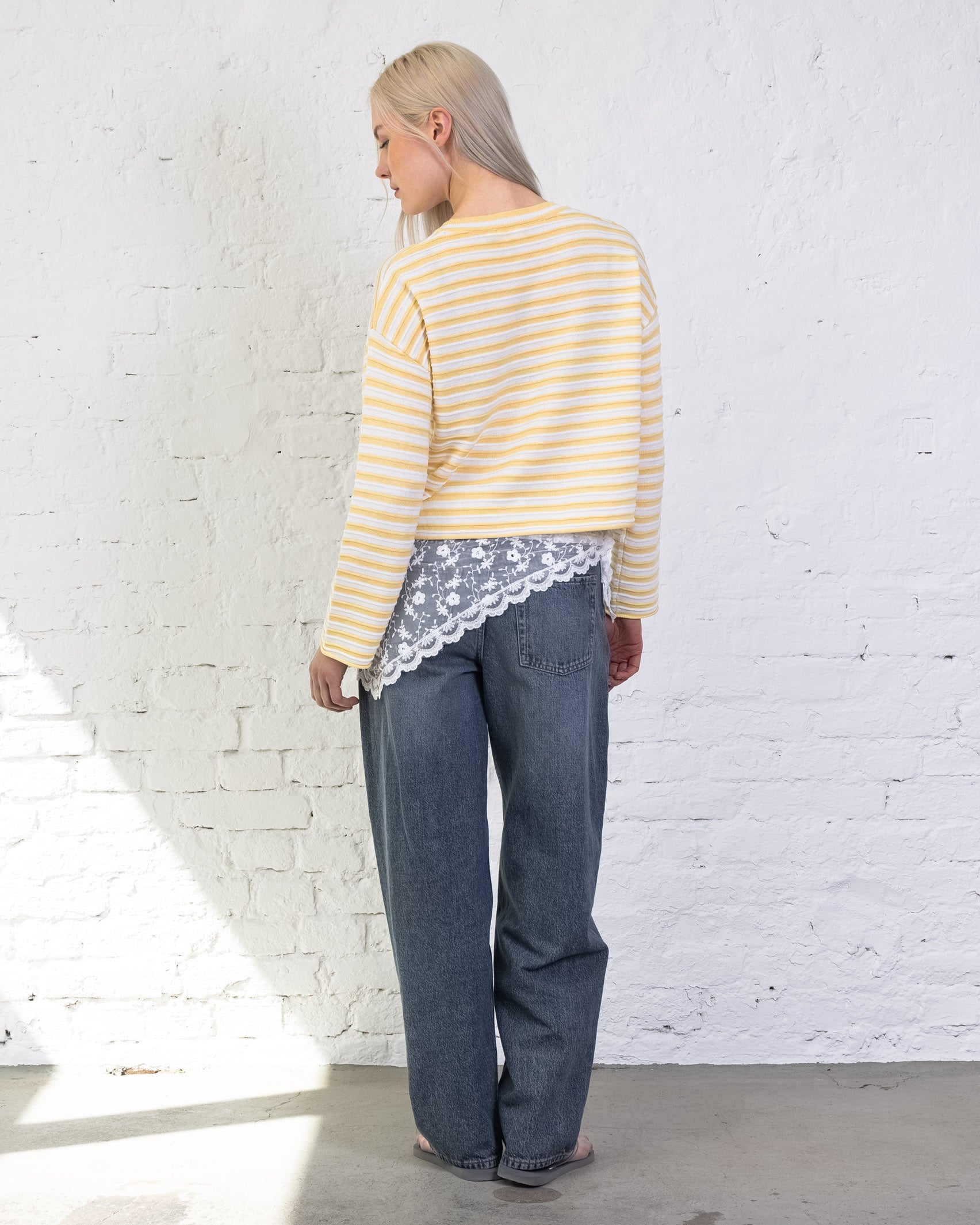 Pullover mit gelb weißen Streifen