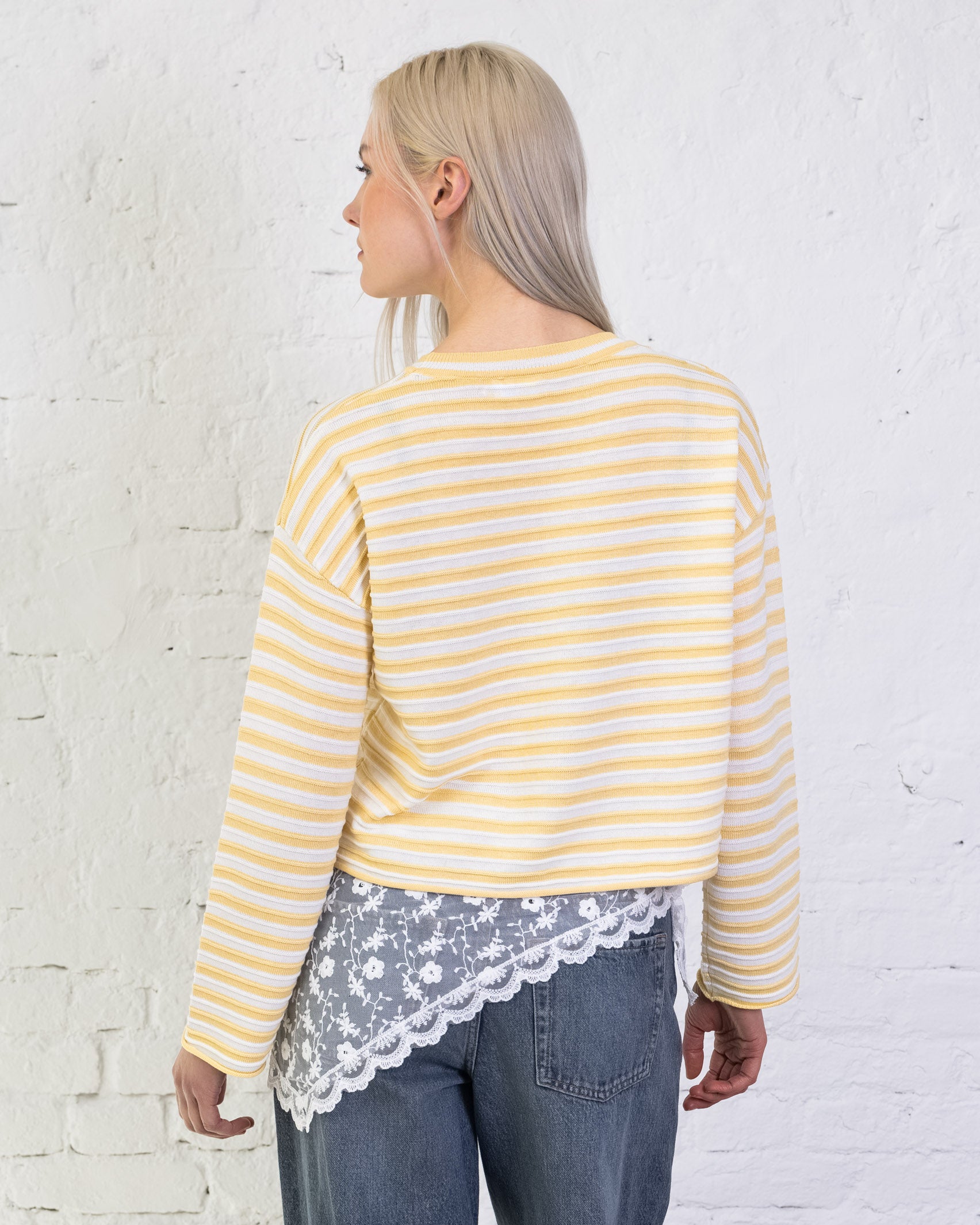 Pullover mit gelb weißen Streifen