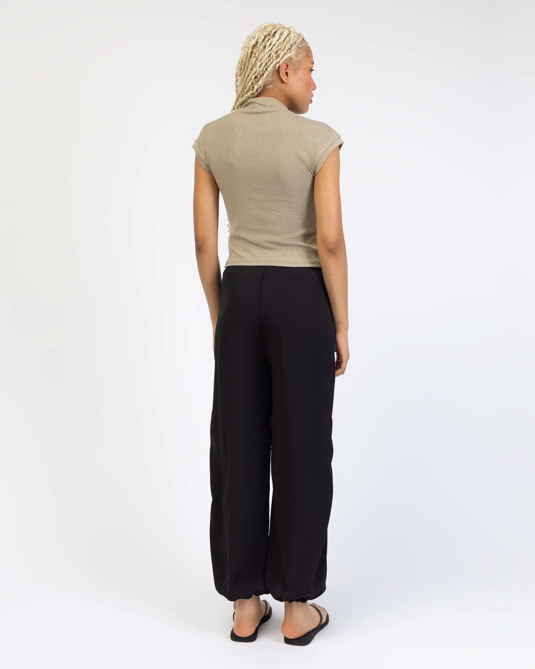Asymmetrisches Shirt mit hohem Kragen