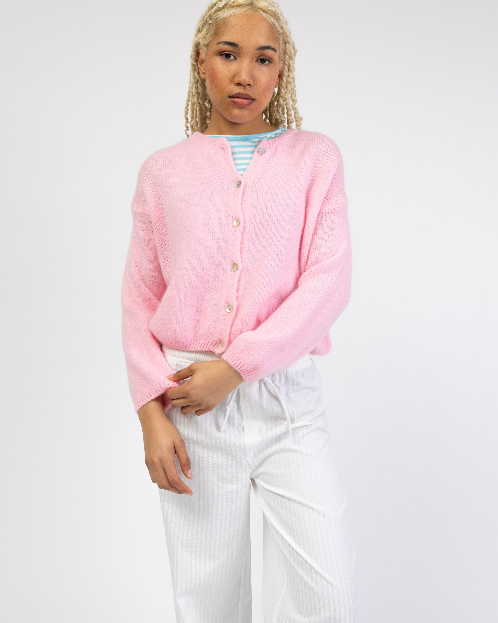 Weiche einfarbige Strickjacke