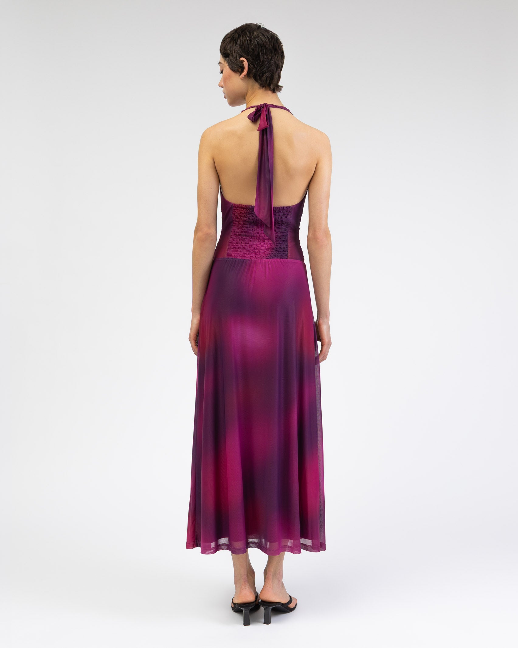 Neckholderkleid mit lila Farbverlauf