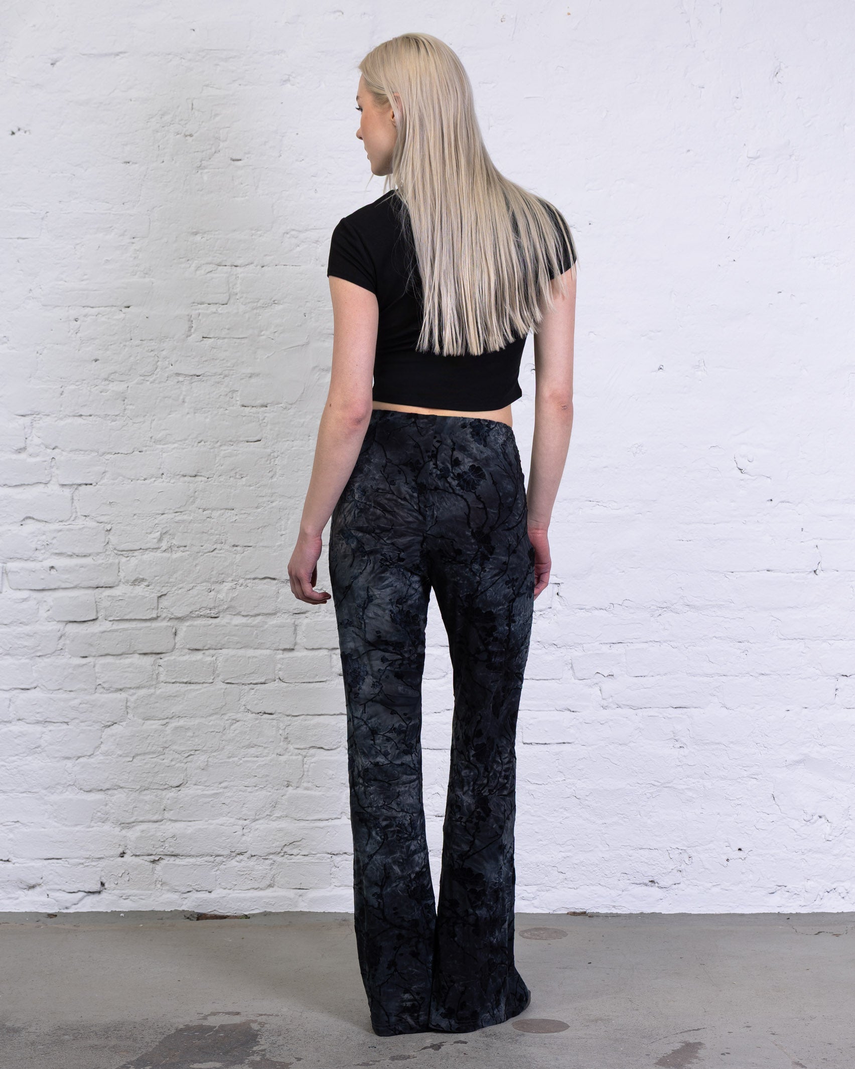 Hose mit Blumenprint aus Samt