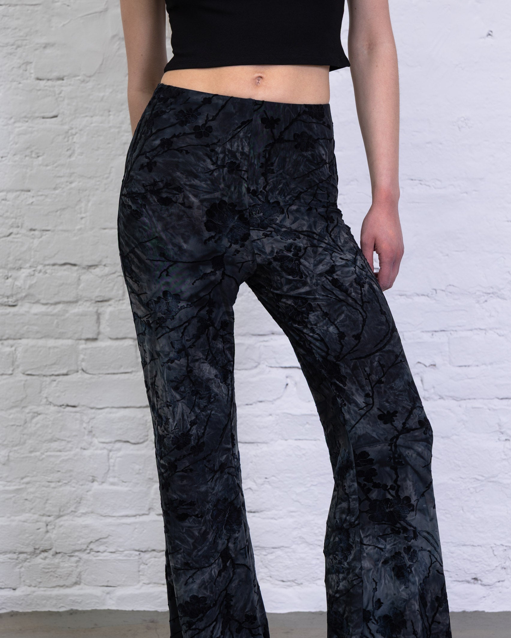 Hose mit Blumenprint aus Samt