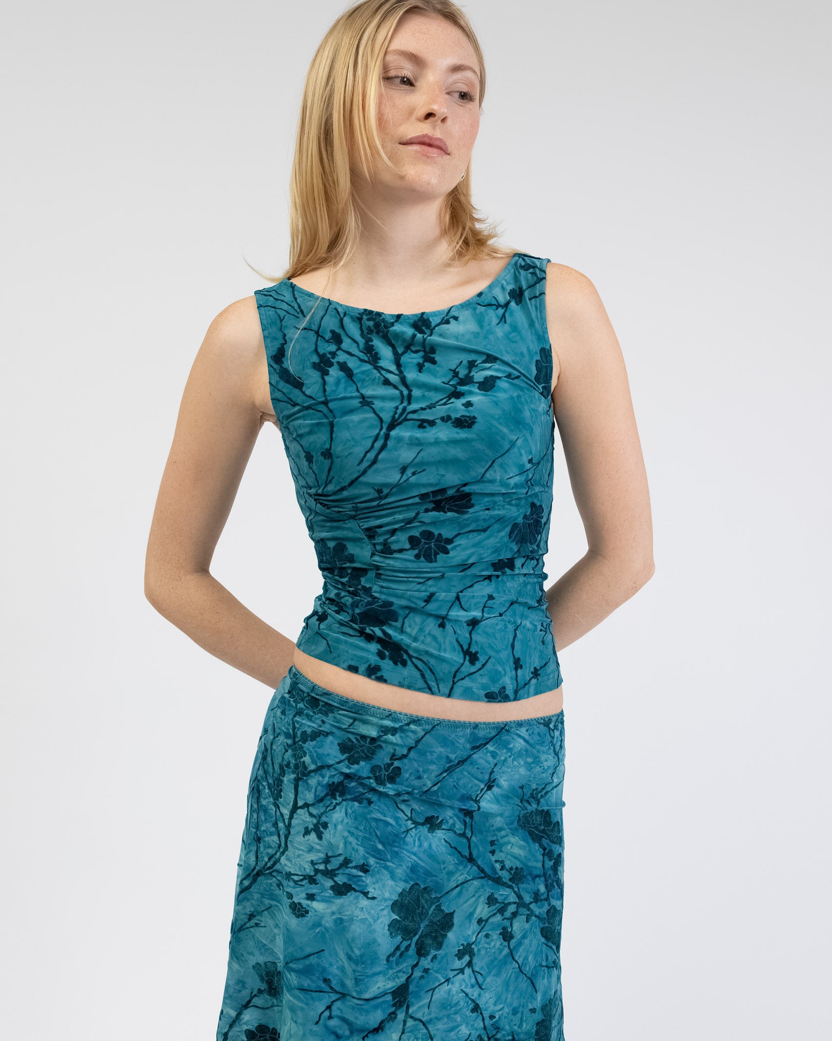 Boatneck Top mit Blumenprint aus Samt