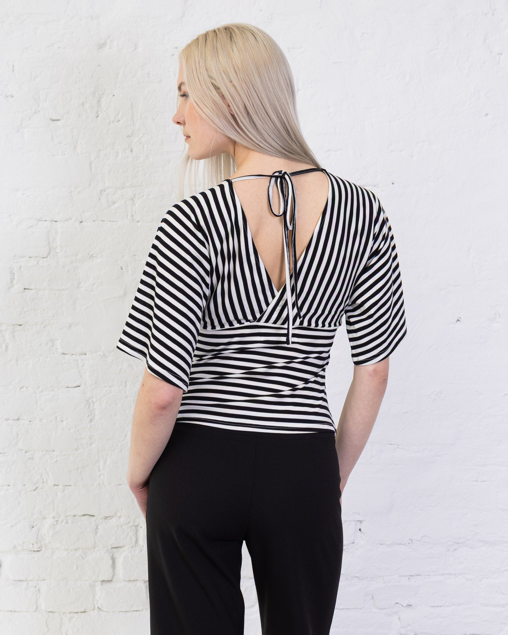 Gestreiftes T-Shirt mit Rückendetail