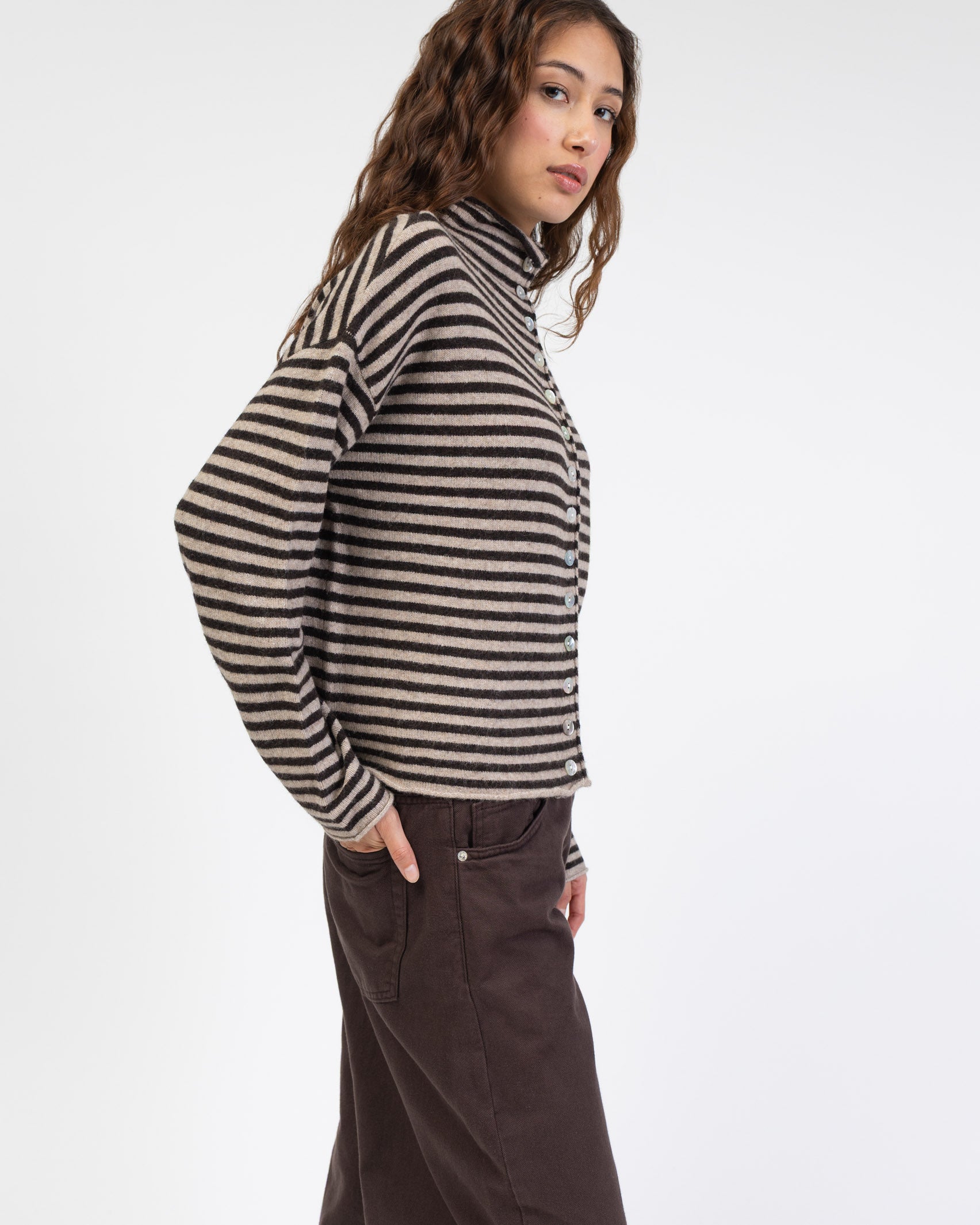 Gestreifte Strickjacke mit Stehkragen