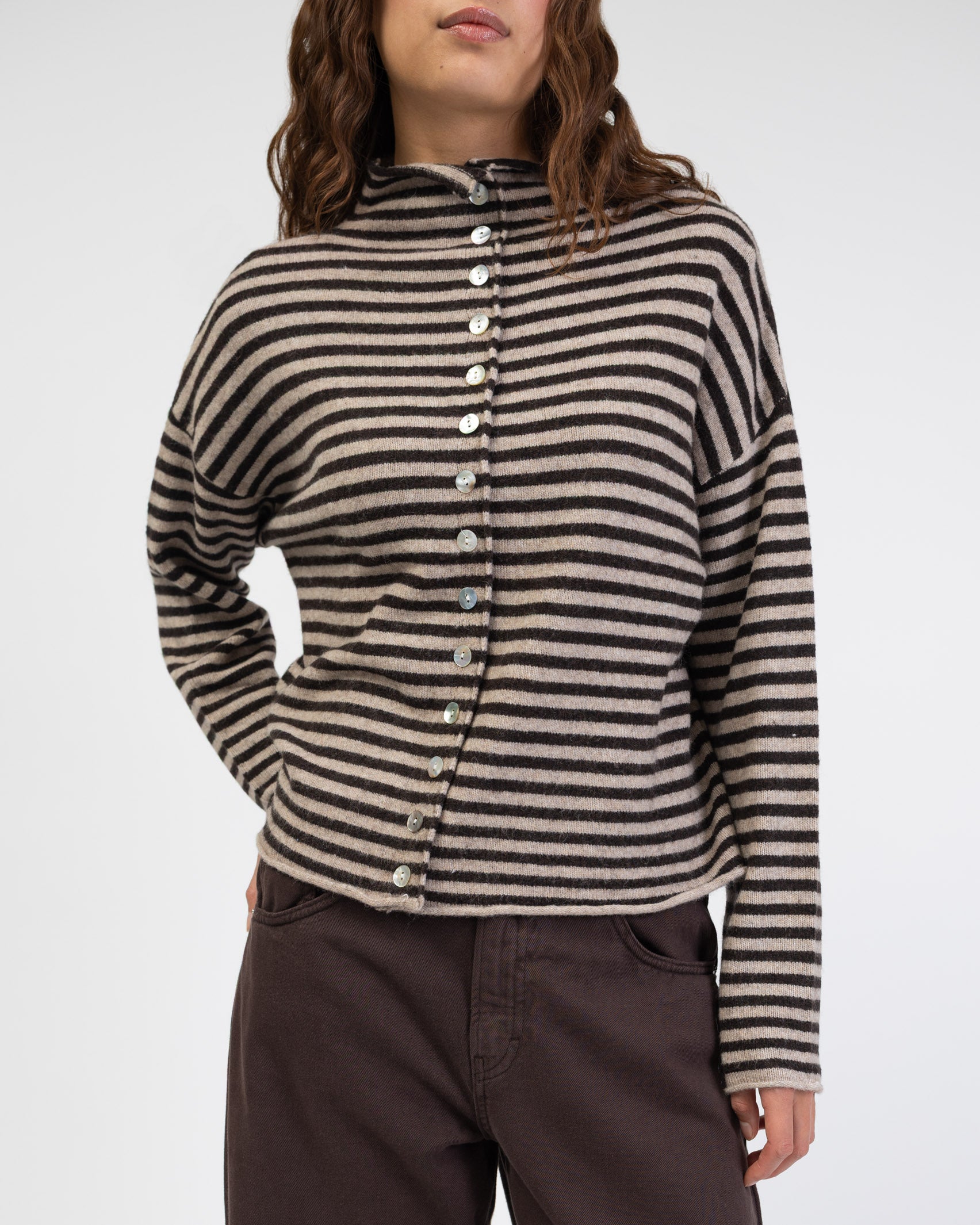Gestreifte Strickjacke mit Stehkragen
