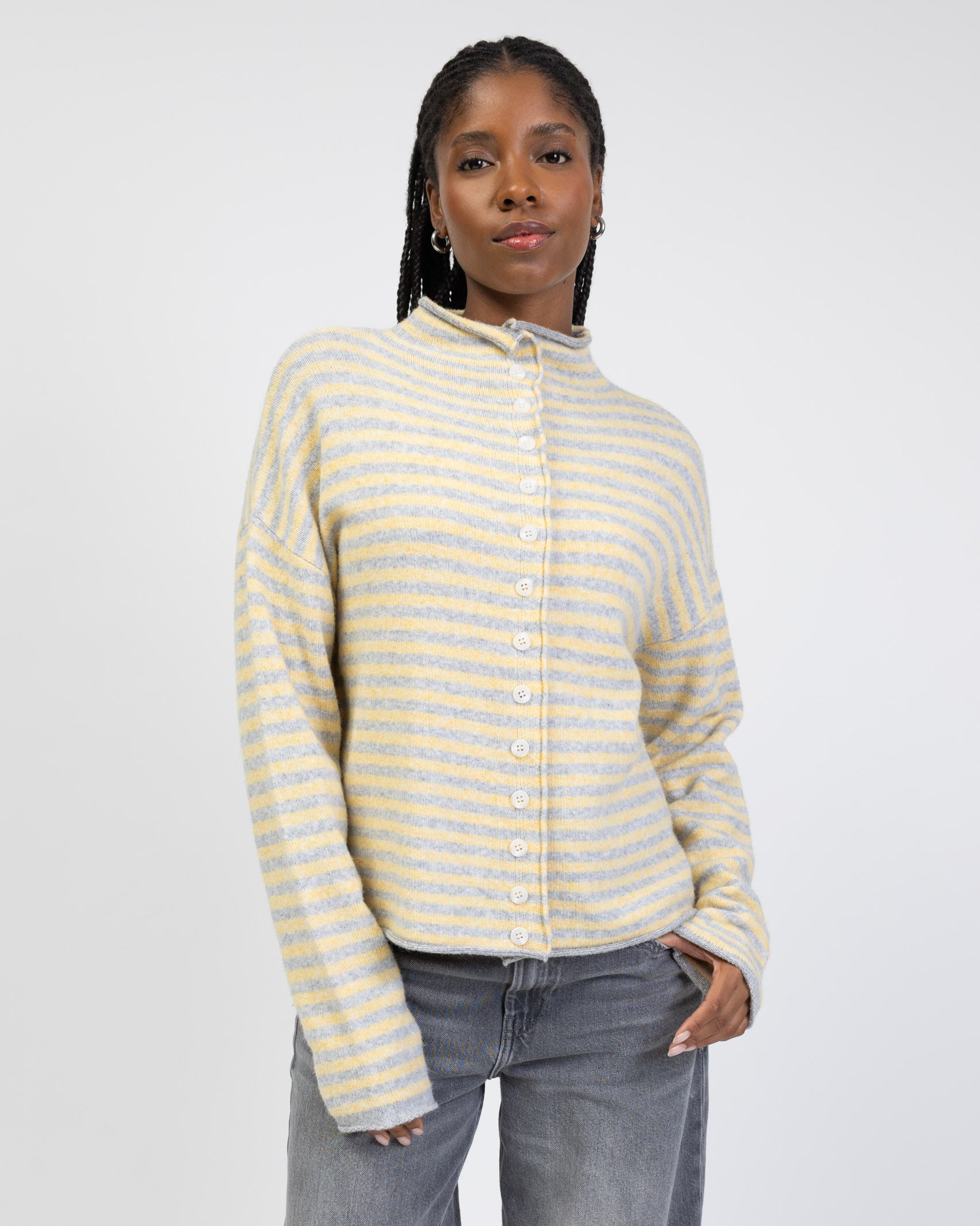 Gestreifte Strickjacke mit Stehkragen