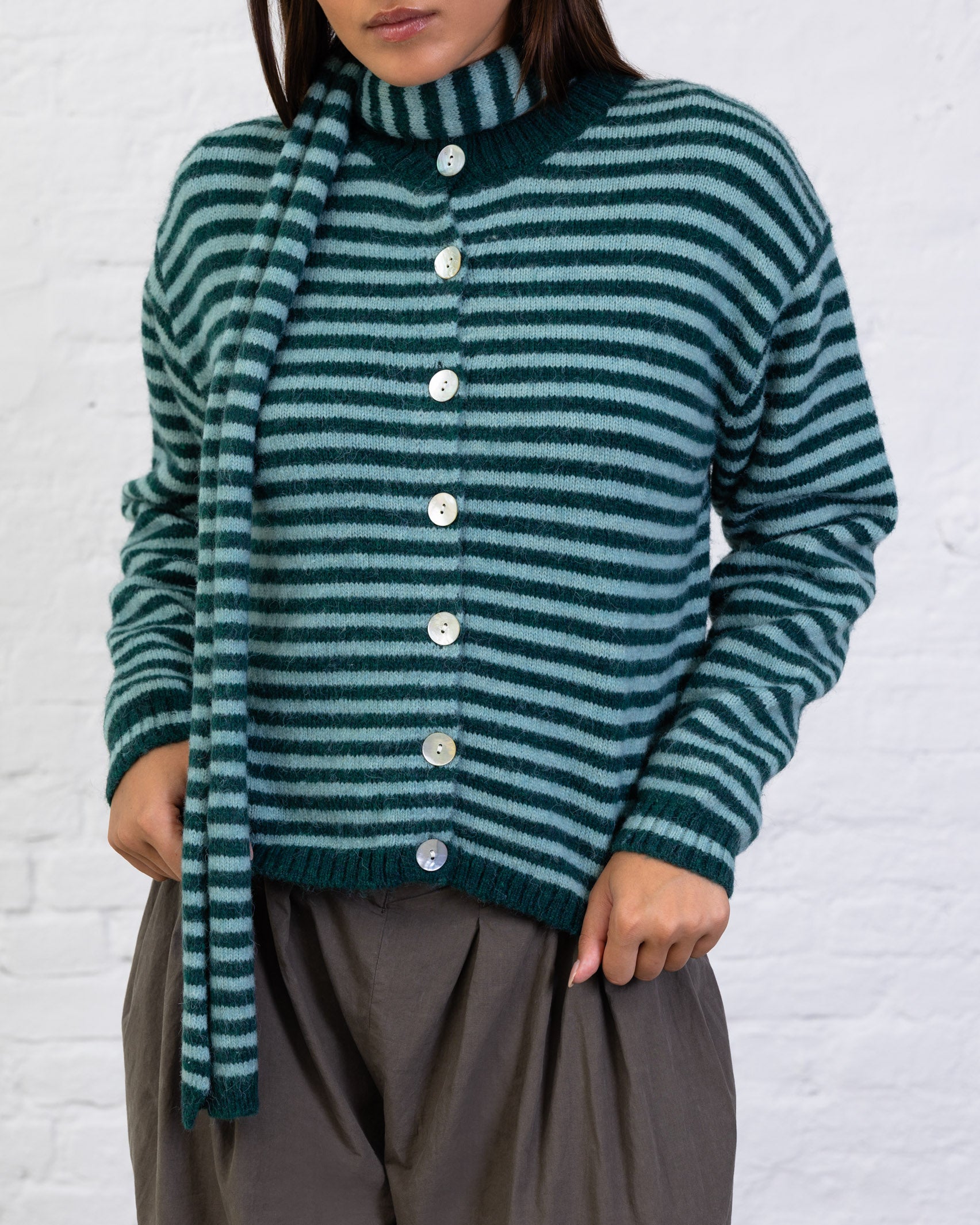 Strickjacke mit schmalen Streifen