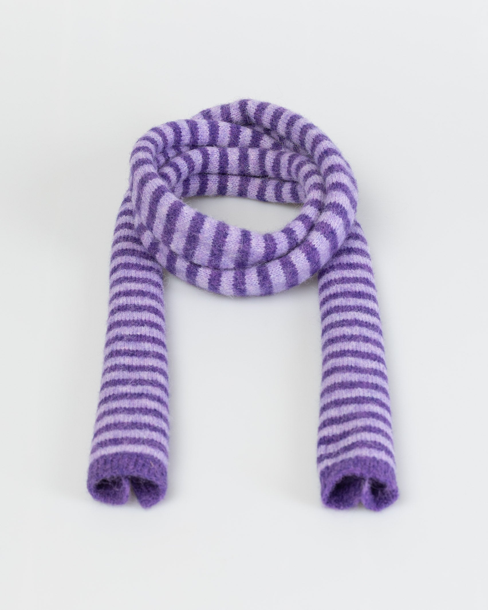 Schal mit schmalen Streifen